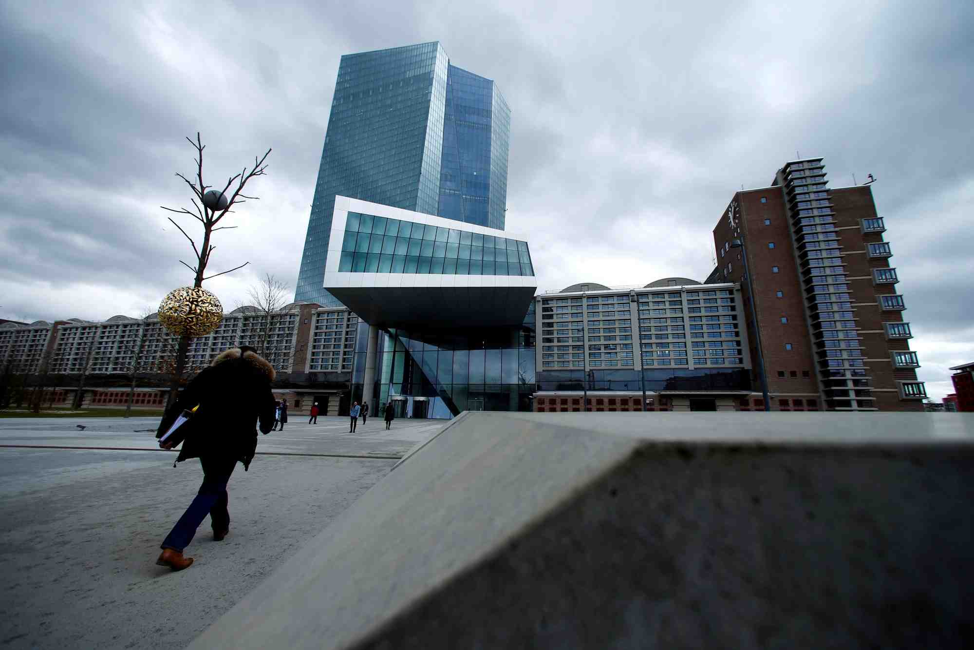 La bce releve ses previsions de croissance et d'inflation
