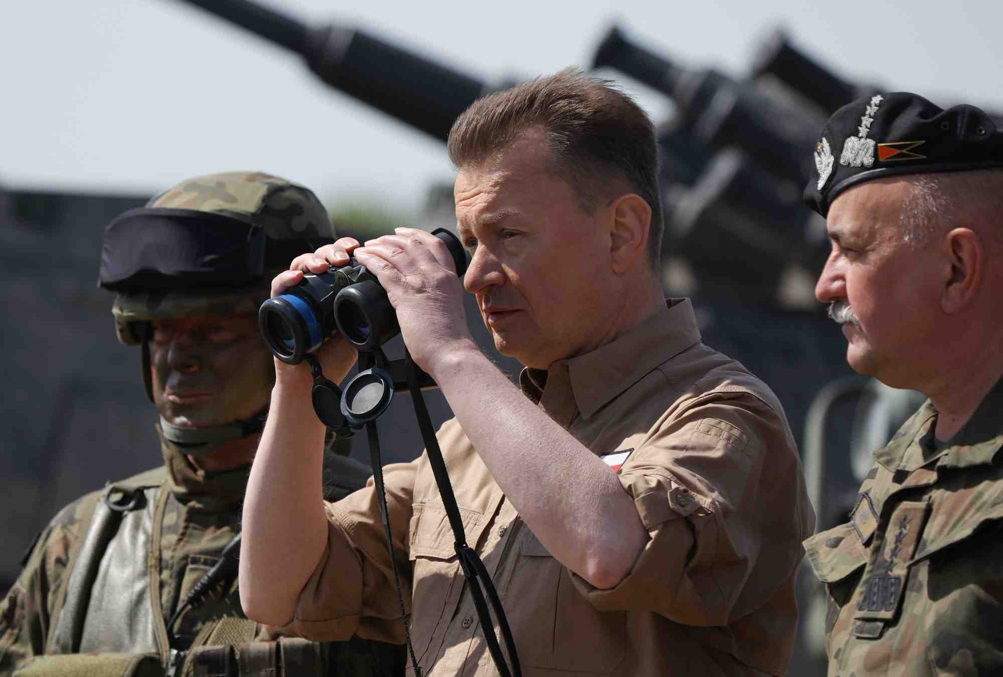 Le ministre polonais de la defense, mariusz blaszczak, sur le champ de tir militaire de bemowo piskie