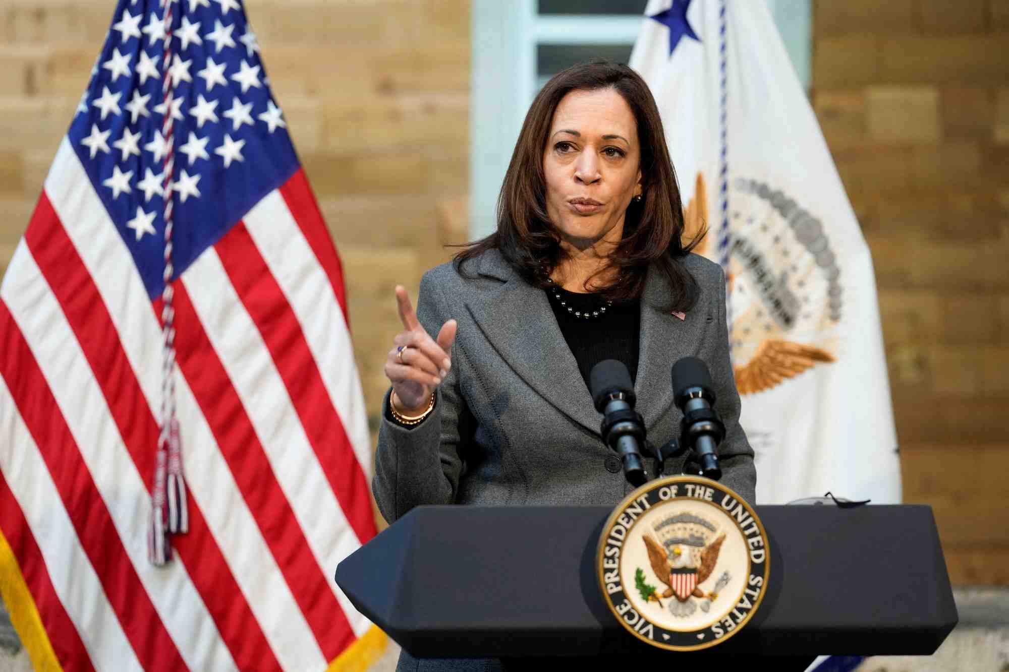 La vice-presidente americaine kamala harris et l'administrateur de l'epa michael regan en visite dans le wisconsin