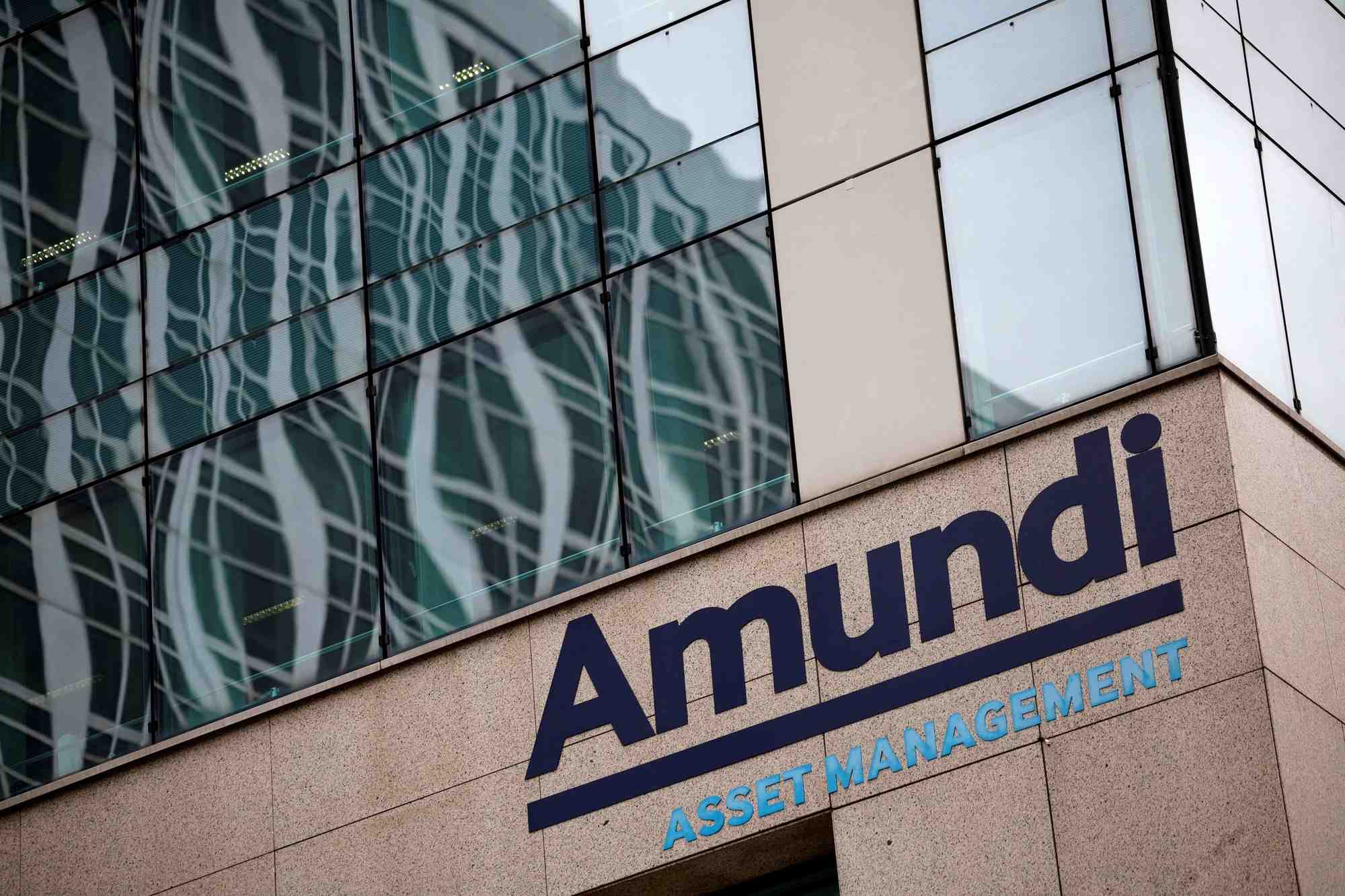 Un logo d'amundi a l'exterieur du siege social de l'entreprise a paris