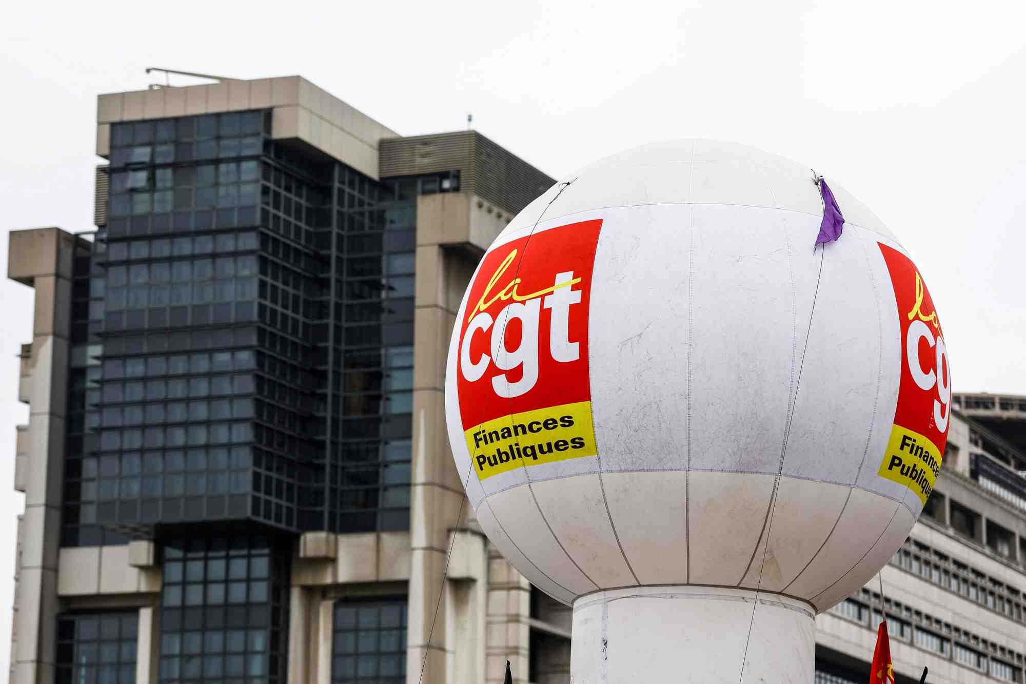 Le logo de la confederation generale du travail (cgt) est visible pres du ministere de l'economie et des finances a paris