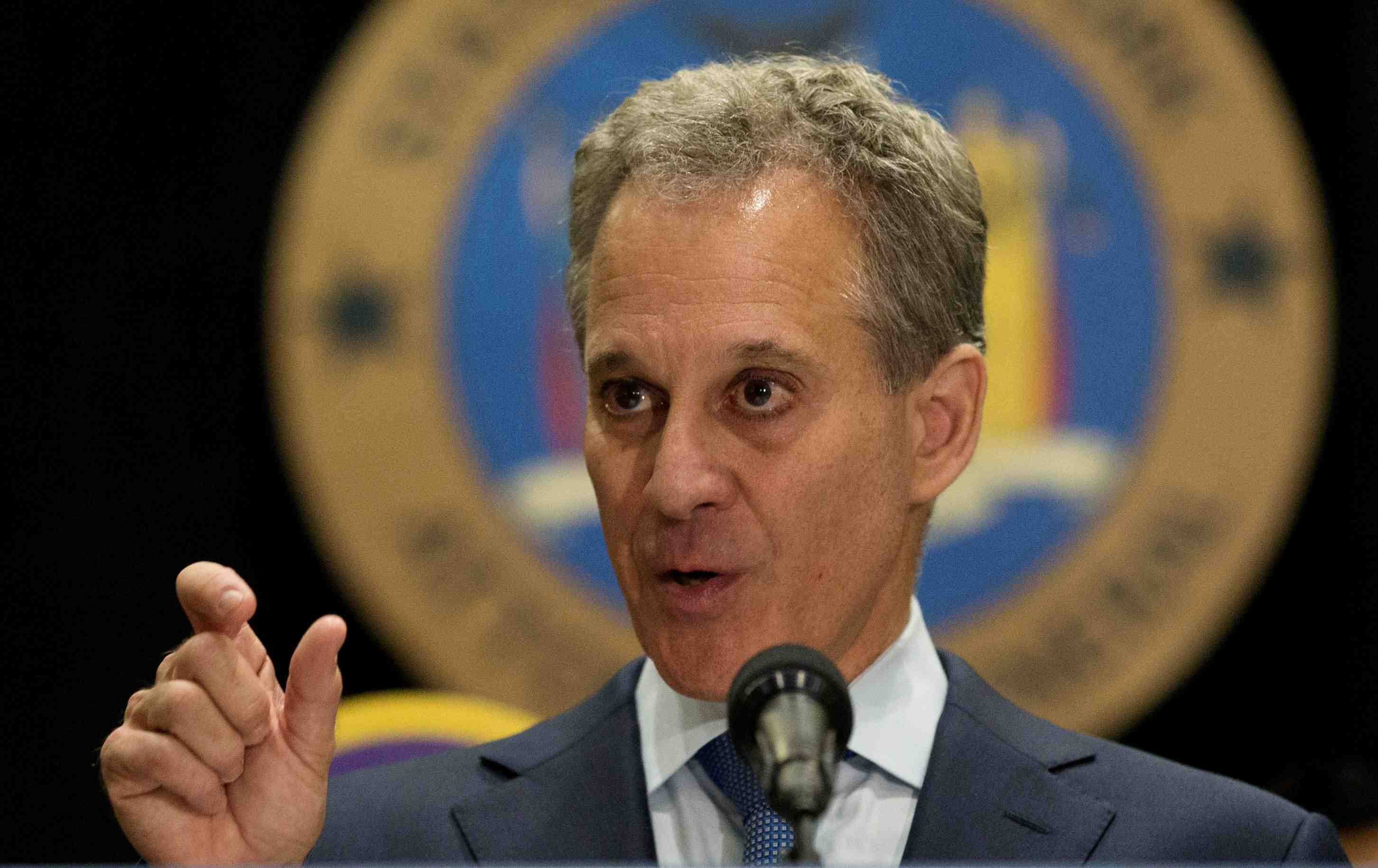 Demission du procureur general de new york, accuse de maltraitance