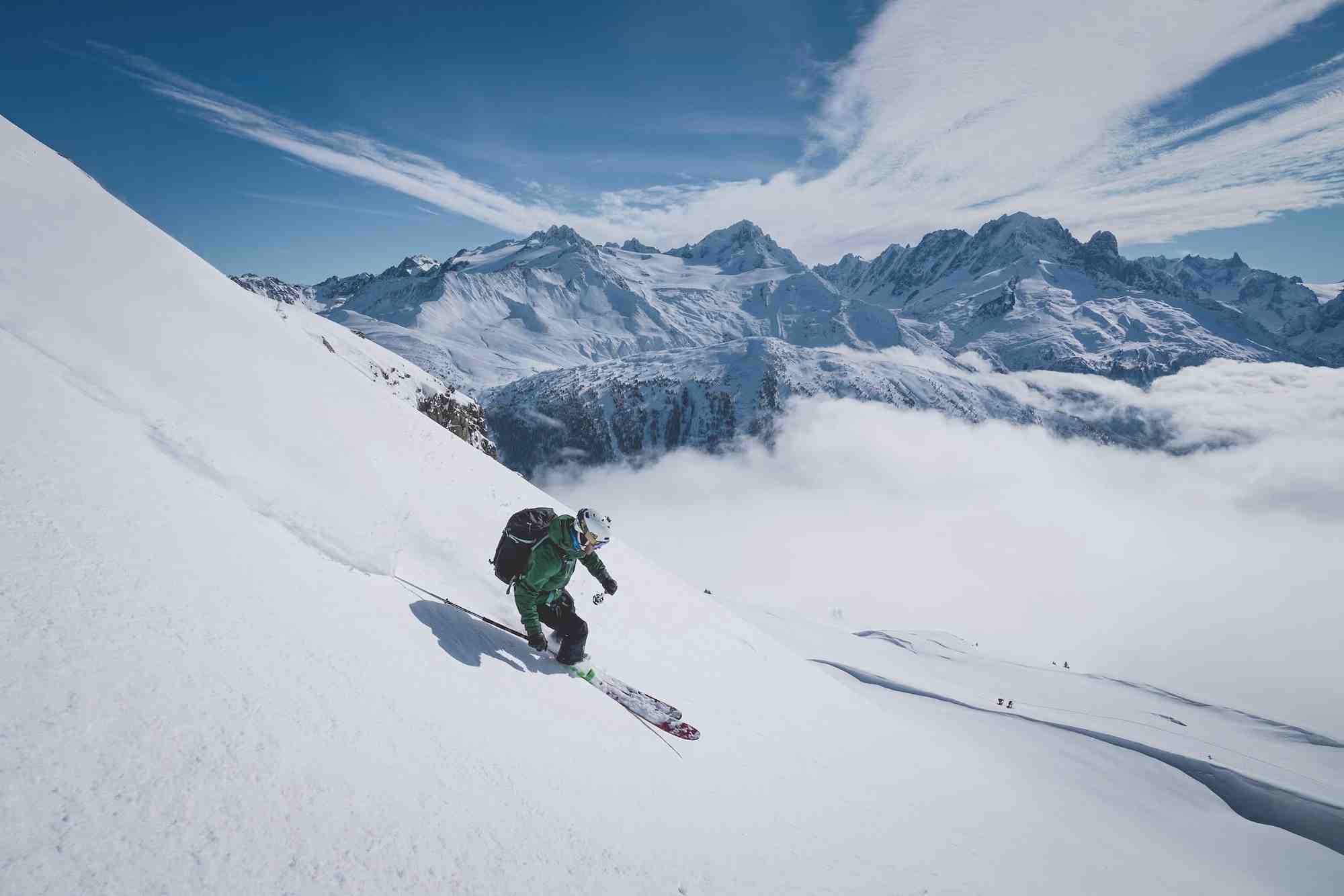 À horizon 2050, sans production de neige et dans la trajectoire d'un scénario de réchauffement planétaire de +2 degrés, plus de la moitié des stations de ski européennes pourraient être exposées à un risque élevé de faible enneigement.