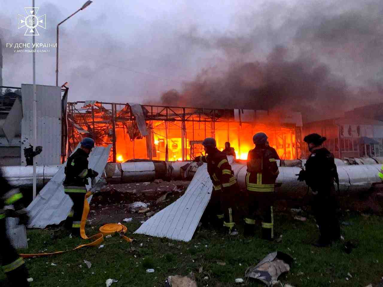 Des pompiers travaillent sur le site d'un immeuble detruit lors d'une attaque aux missiles russes a zaporijjia