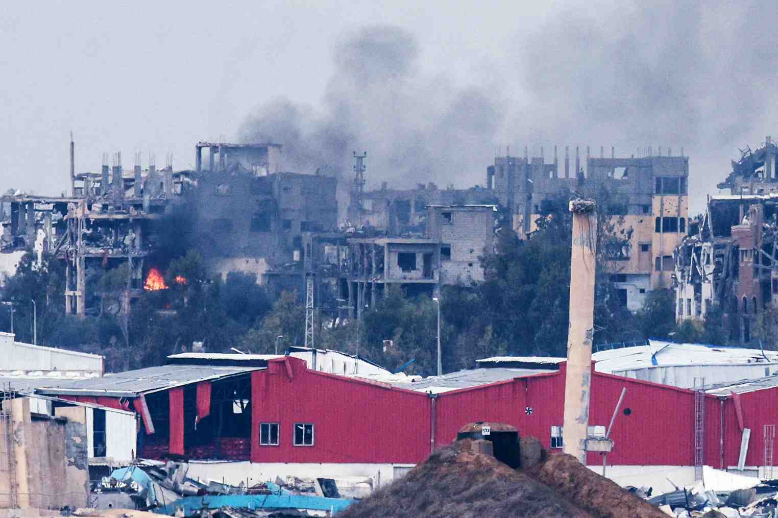 De la fumee s'eleve dans le nord de la bande de gaza a la suite d'une frappe aerienne, vue depuis le sud d'israel