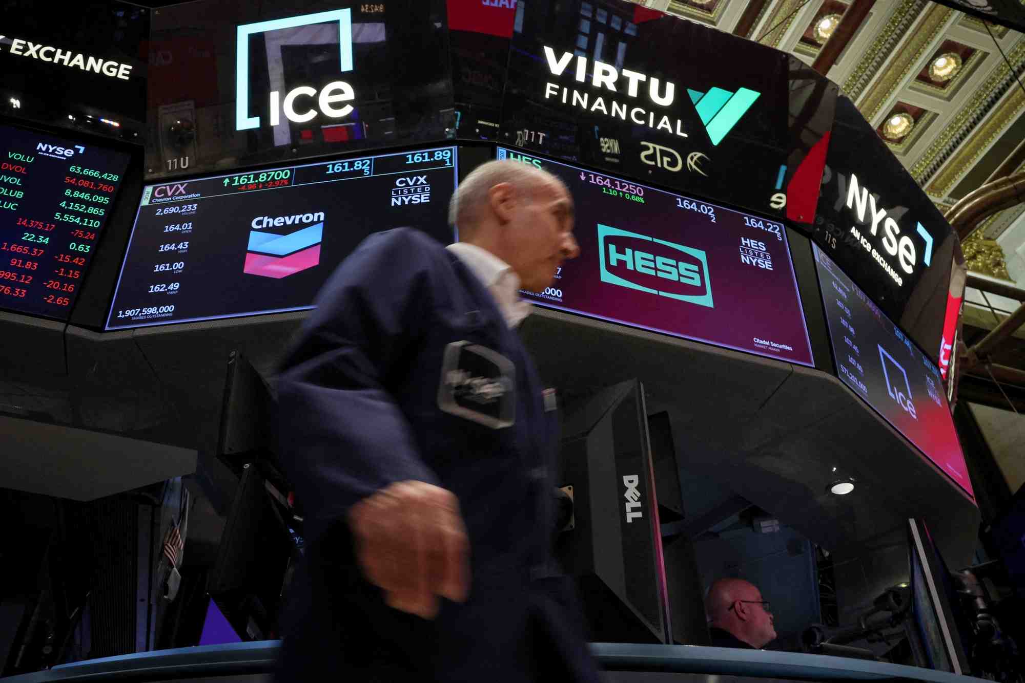 Des traders travaillent a la bourse de new york
