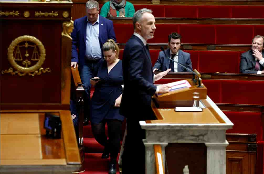 Emmanuel Grégoire défend la décision du PS de ne pas censurer le gouvernement.