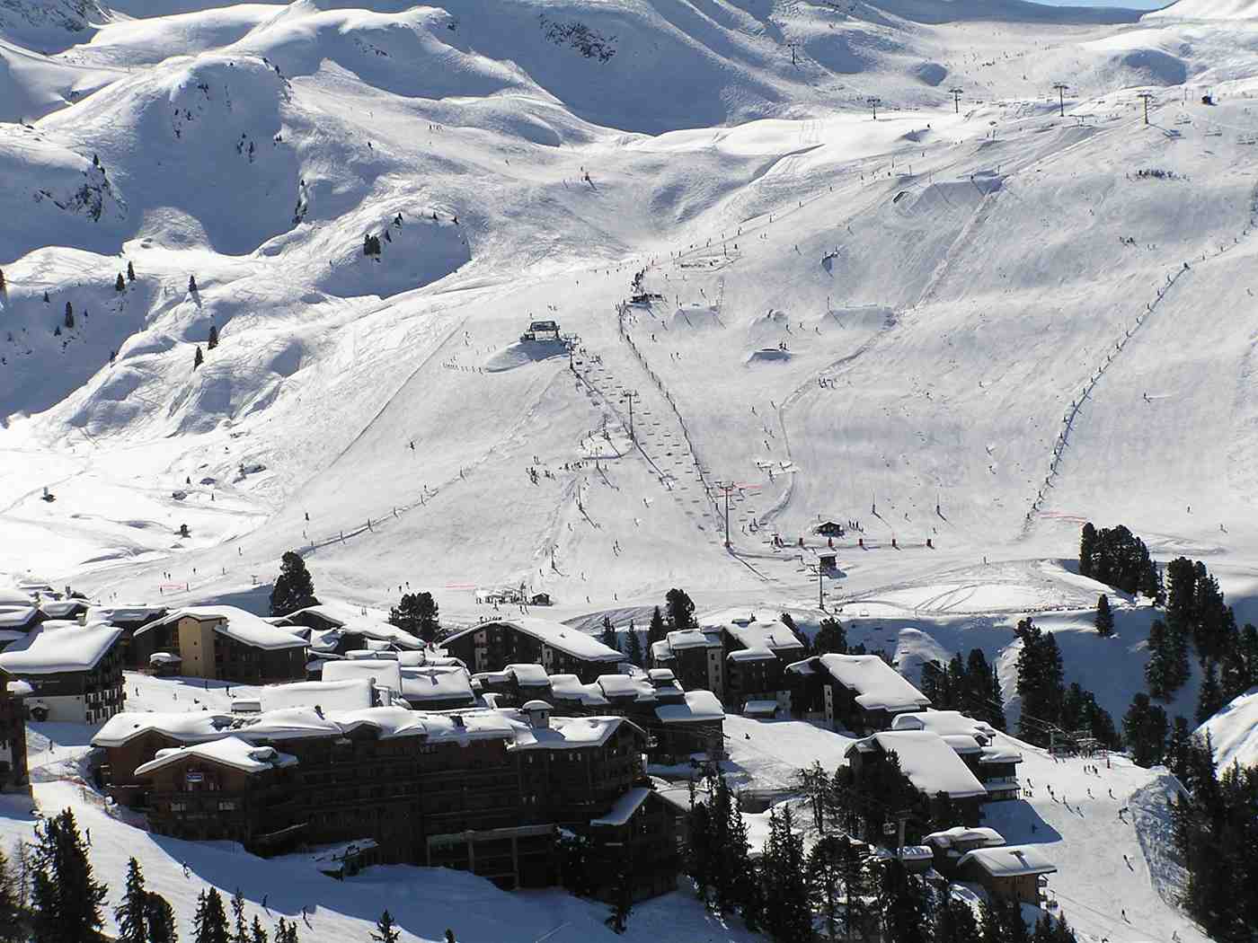 Durant plusieurs heures ce samedi, l'accès aux stations des 3 Vallées, Tignes, Val d'Isère, La Plagne, Les Arcs, La Rosière a été fermé en raison d'un éboulement situé au niveau de la commune de Moûtiers, une ville carrefour pour les stations de ski savoyardes.