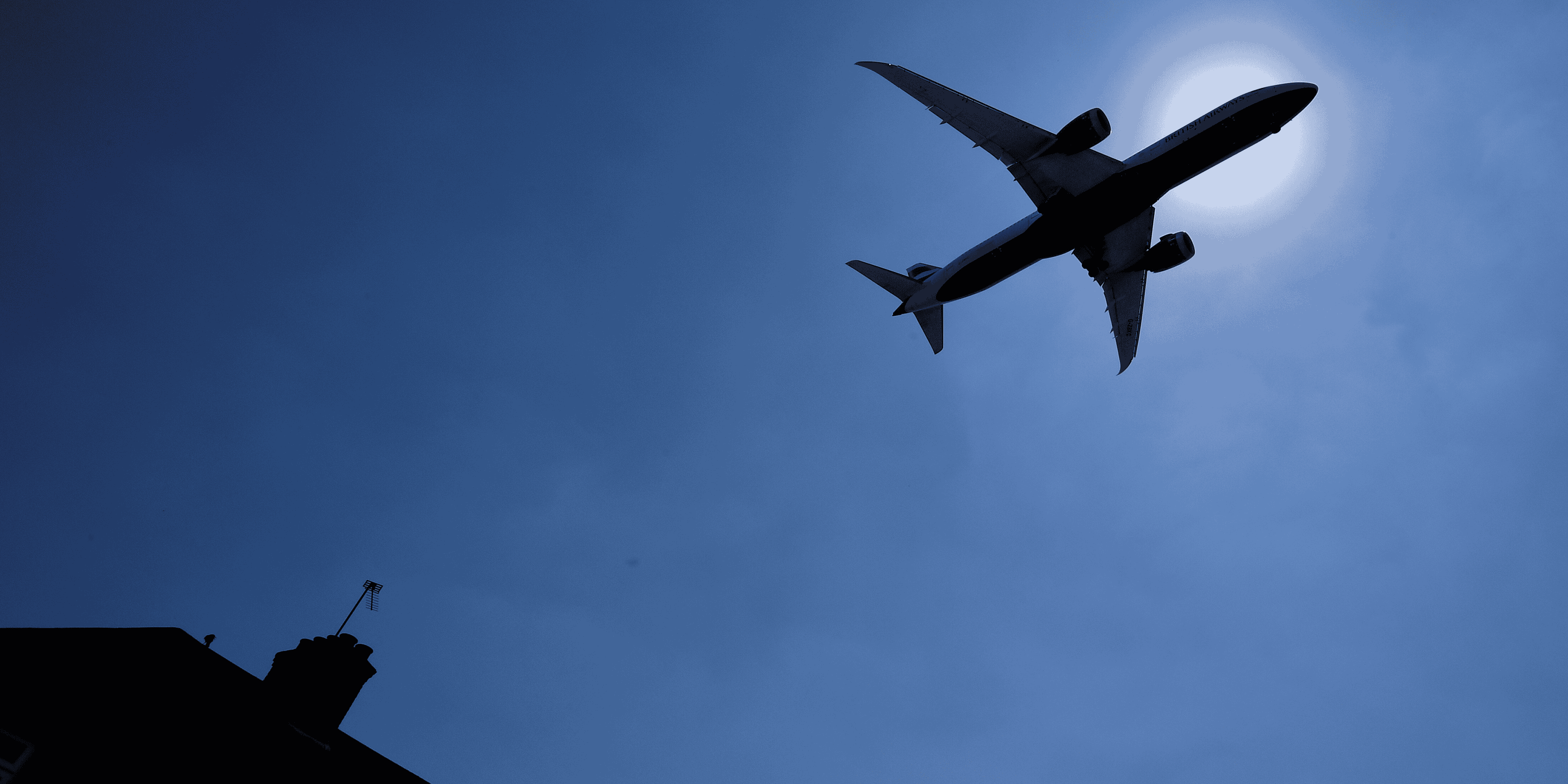 Gb: un passager clandestin chute d'un avion et s'ecrase dans un jardin