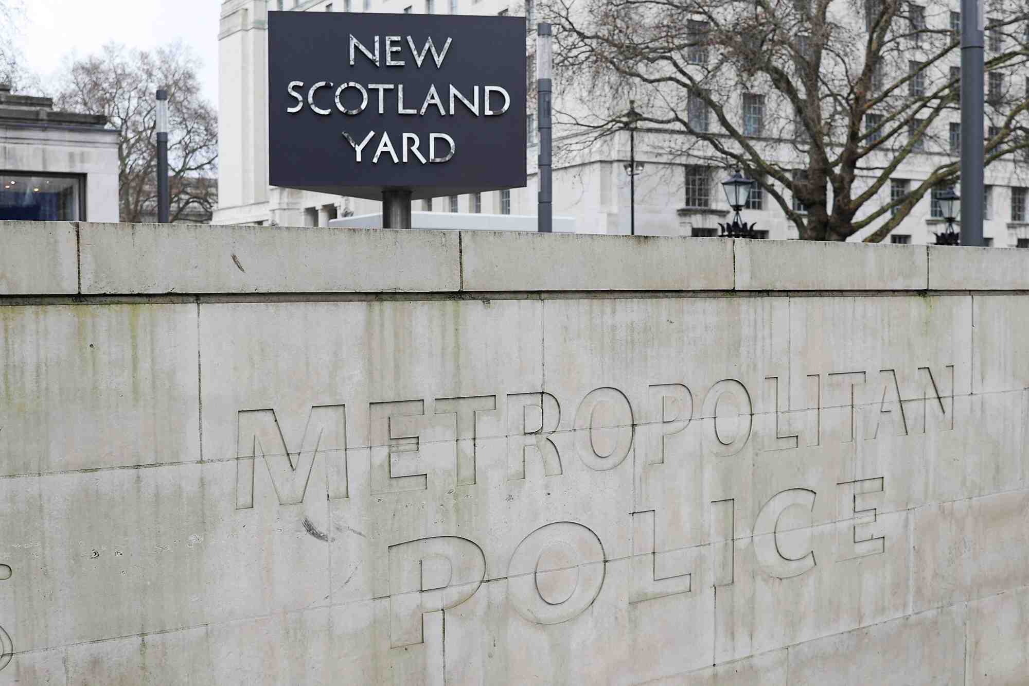 L'enseigne new scotland yard a londres, au royaume-uni