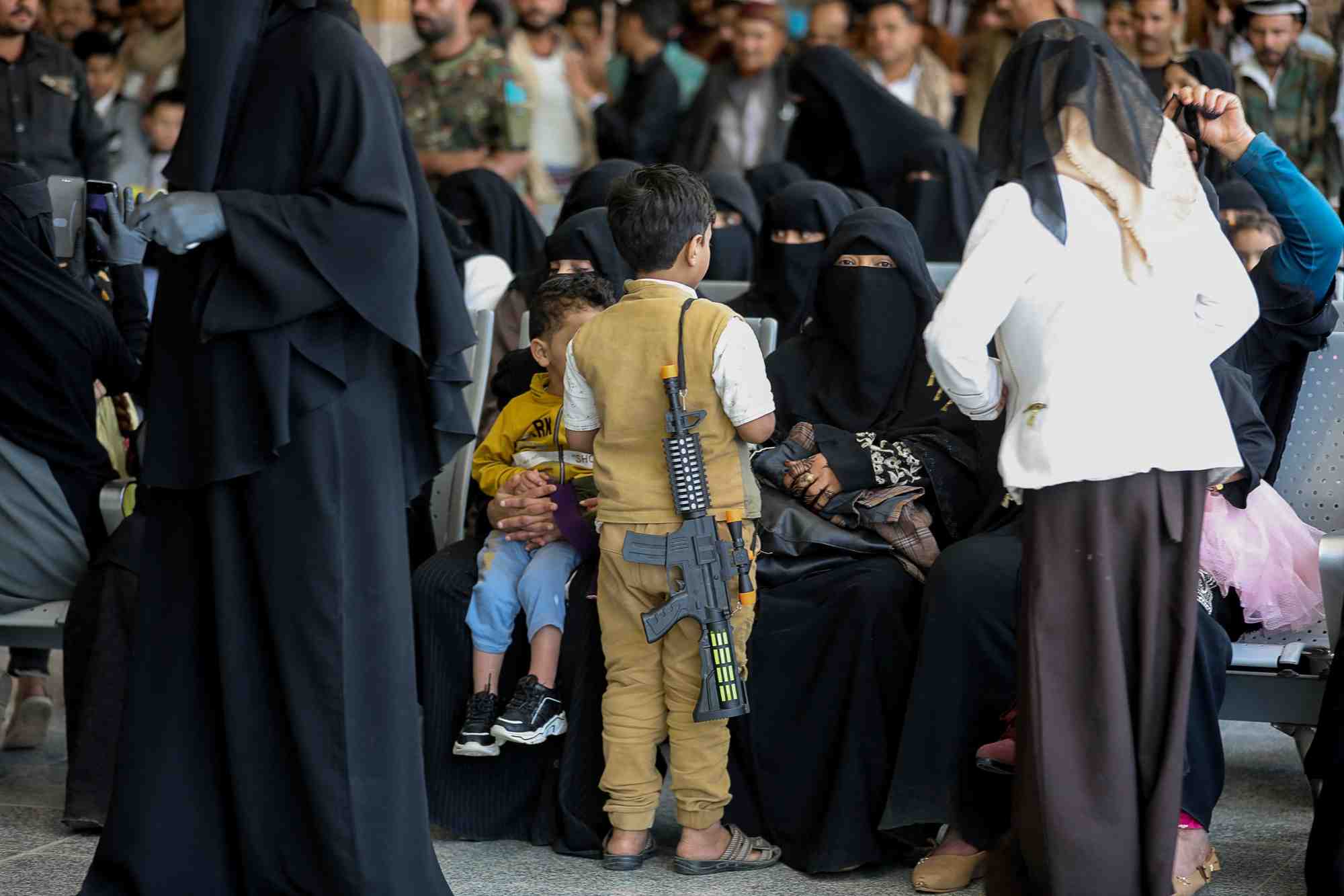 Des proches de detenus liberes unilateralement par l'arabie saoudite attendent a sanaa (yemen)