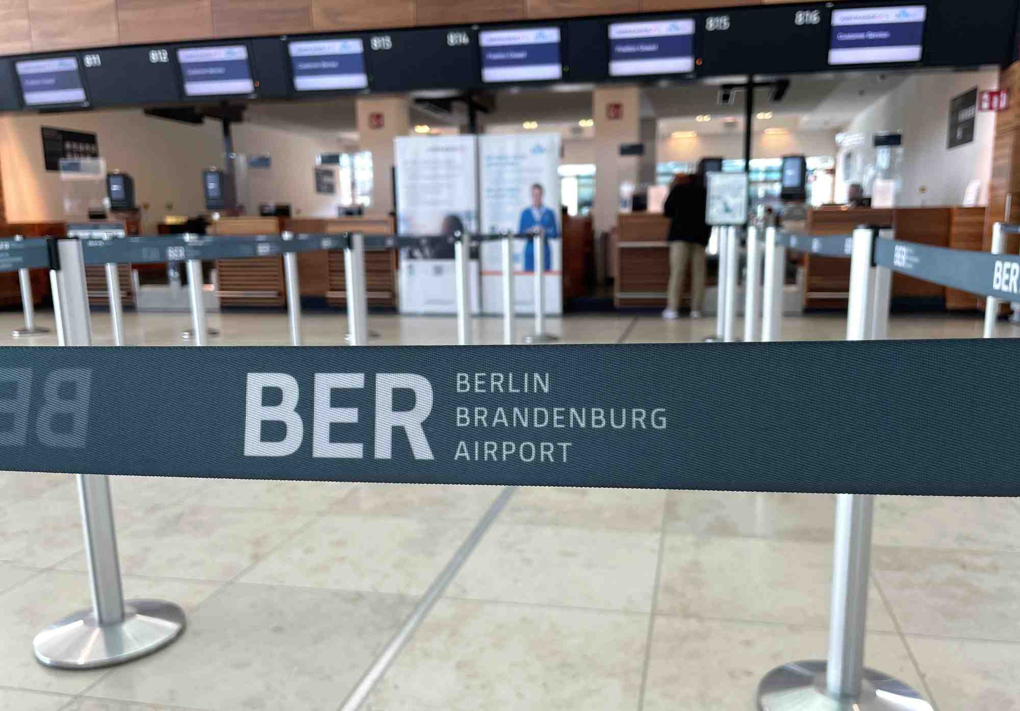 Greve des employes a l'aeroport de berlin brandebourg
