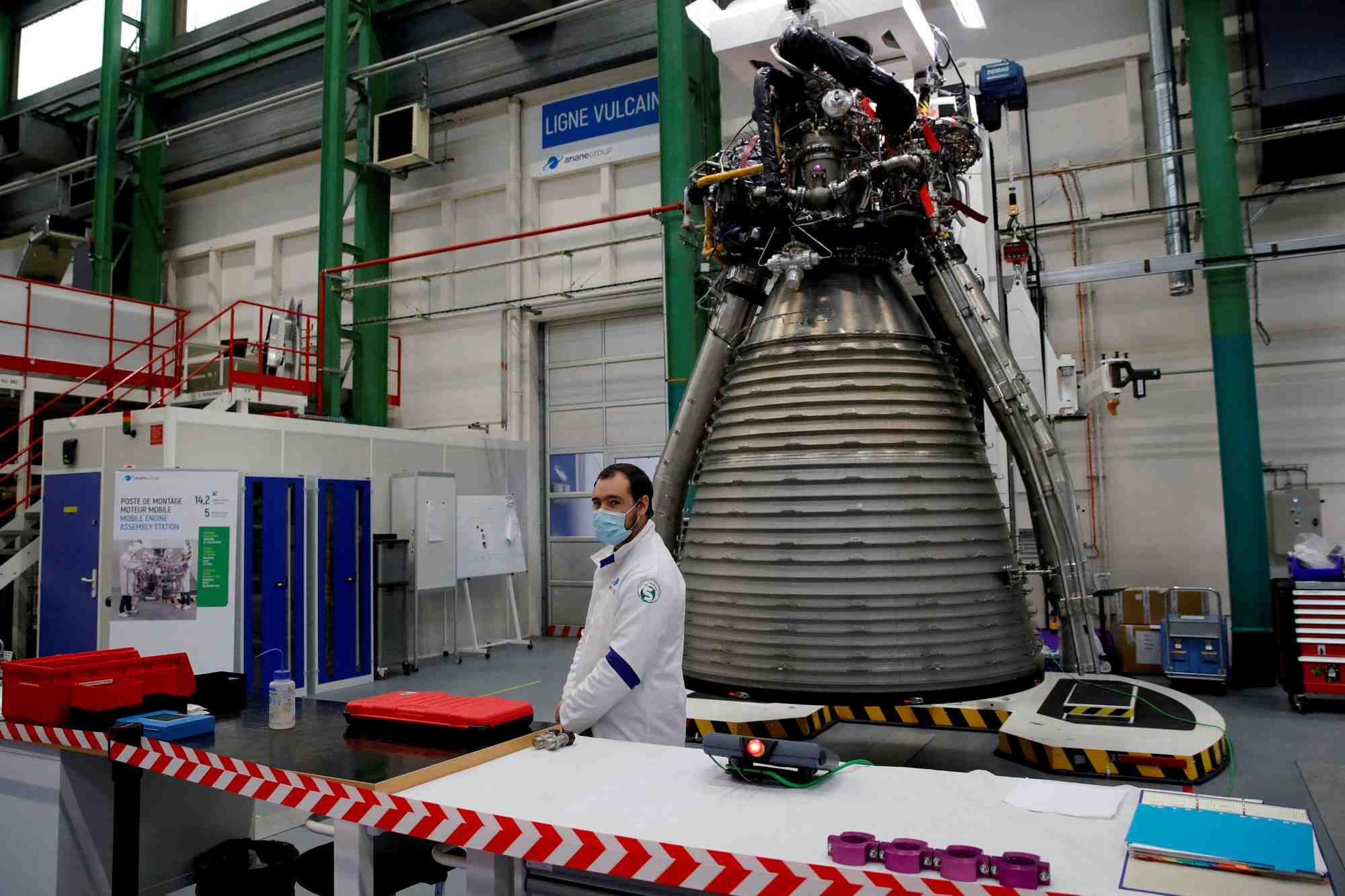 Un employe d'ariane group devant le moteur vulcain 2.1 d'une fusee ariane 6, a vernon