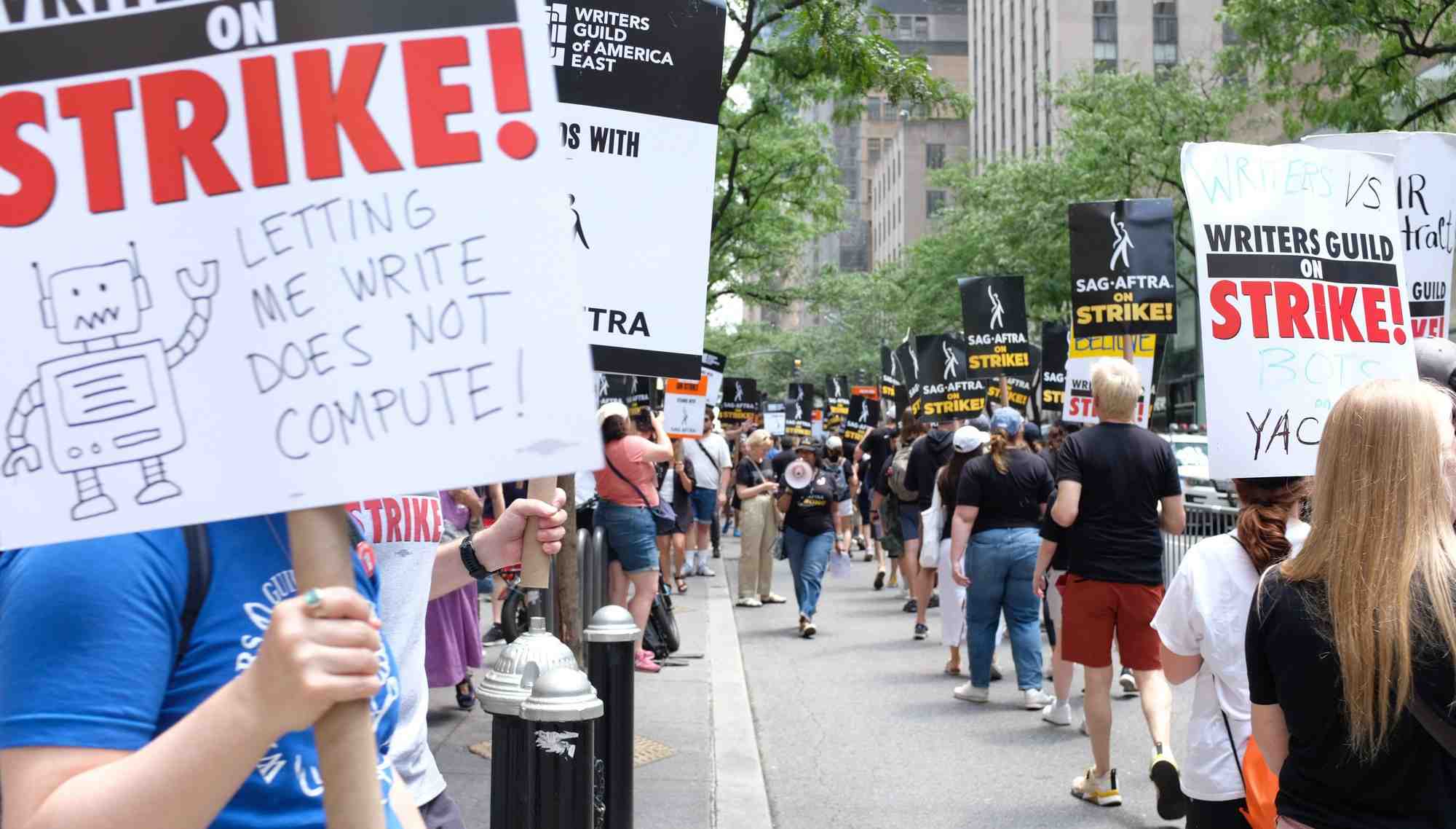 Les acteurs américains,
réunis au sein de la SAG-AFTRA, se sont joints à la grève des scénaristes. Ici, à Times Square devant le Rockefeller Center,
de New York, le 14 juillet 2023.