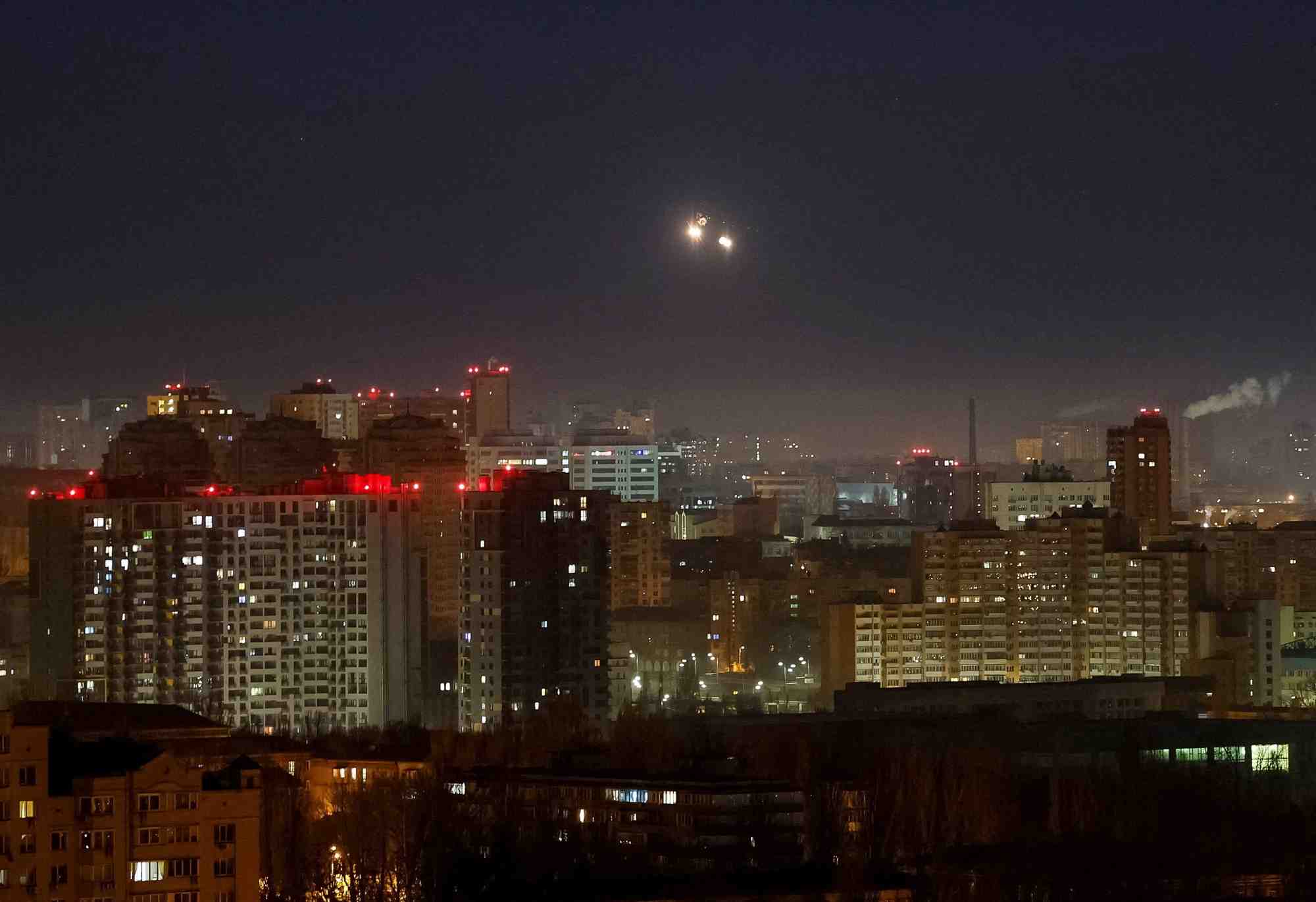 Des explosions sont visibles dans le ciel de la ville lors d'une attaque de drones russes, dans le cadre de l'offensive russe en ukraine, a kyiv