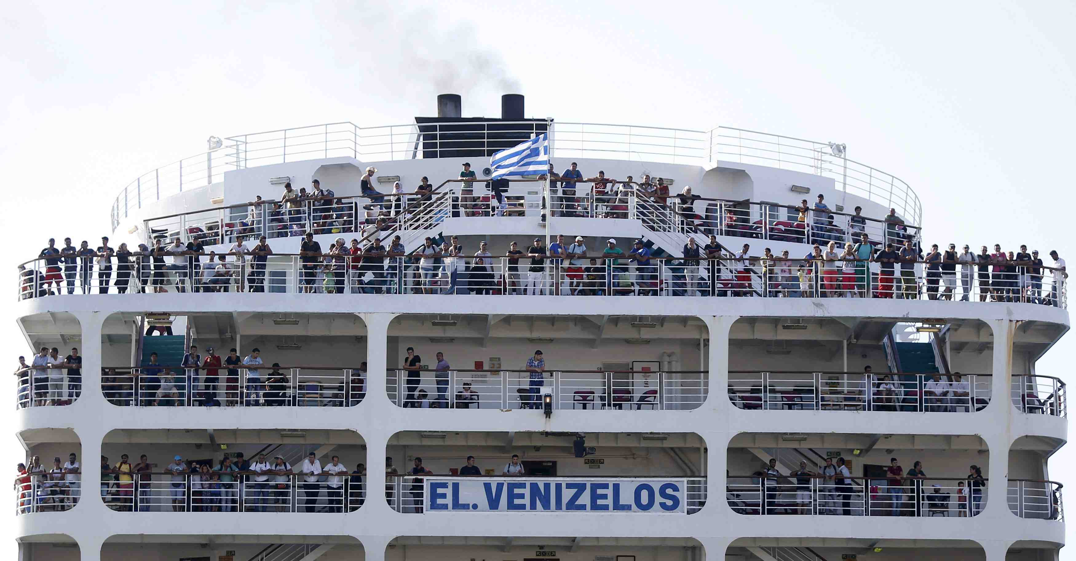 Arrivee au piree du ferry transportant plus de 2.400 migrants syriens