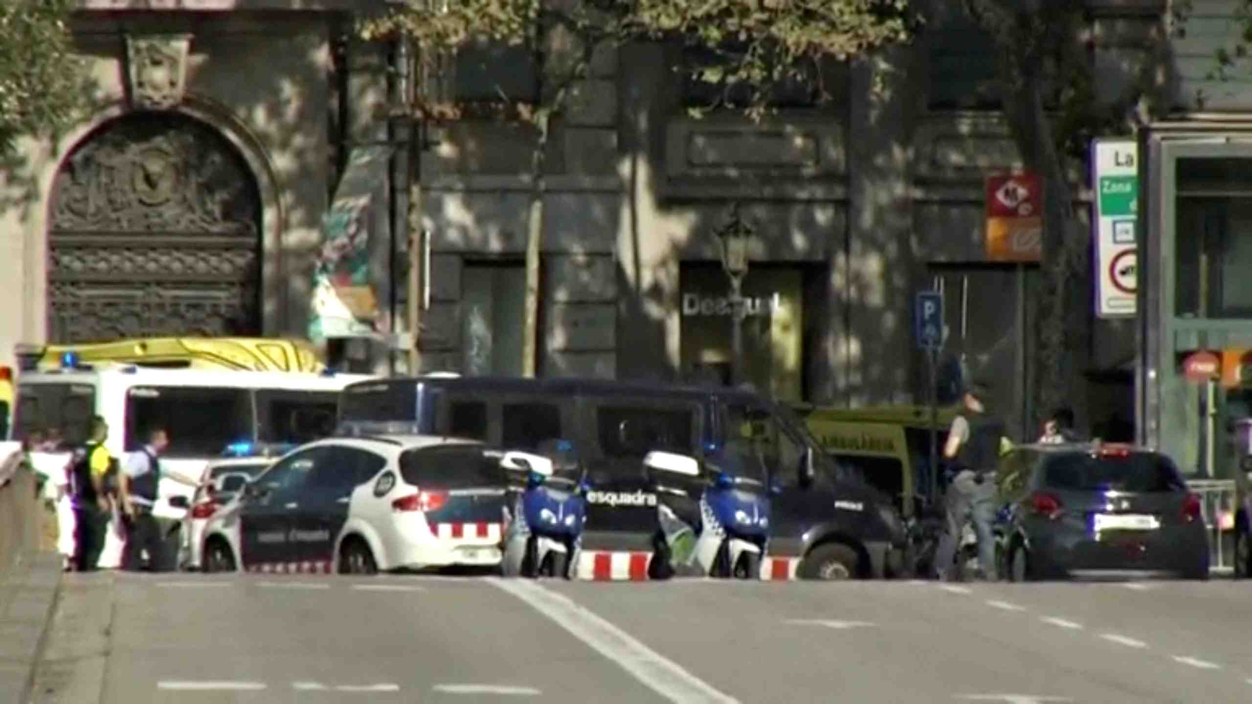 Une fourgonnette fonce sur la foule a barcelone