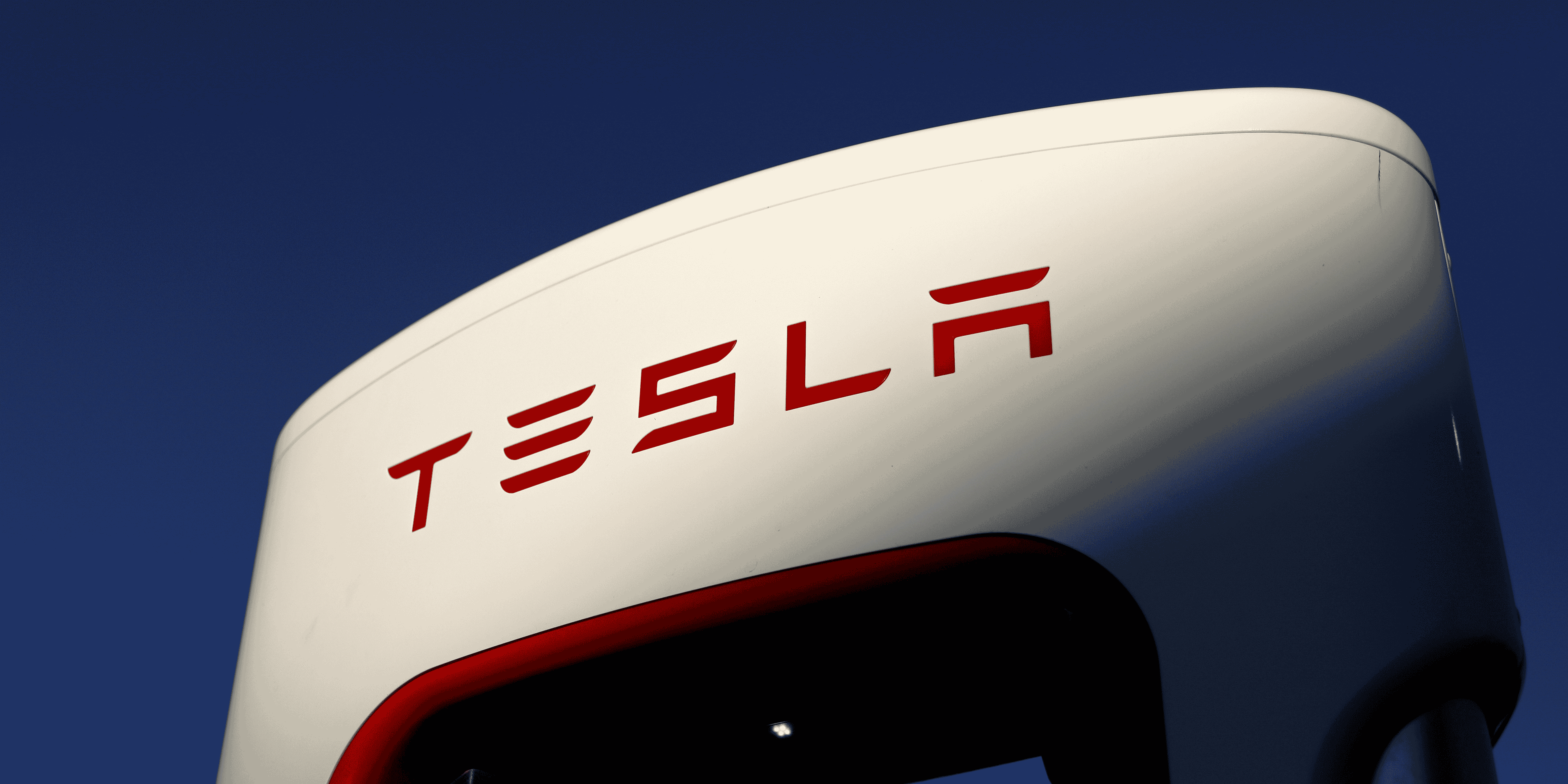 Tesla bat le consensus au 3e trimestre, le titre grimpe