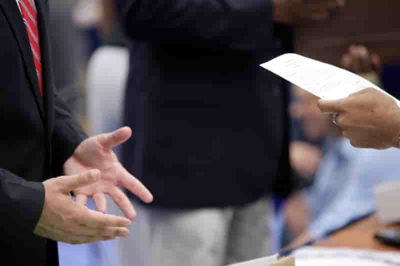 Usa: l'activite des services s'ameliore mais reste en contraction