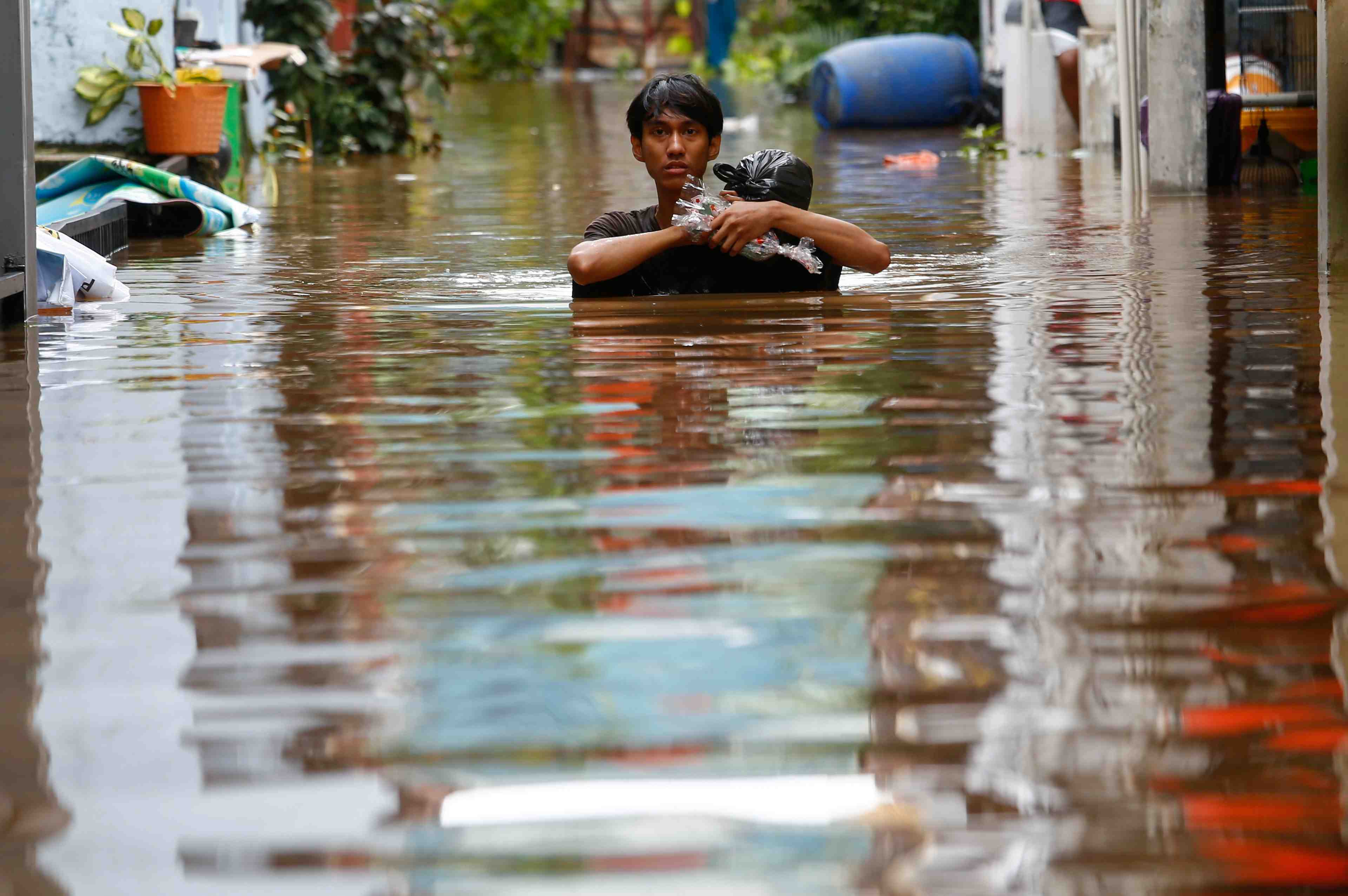 Indonesie: inondations a djakarta, plus de 1.000 personnes evacuees