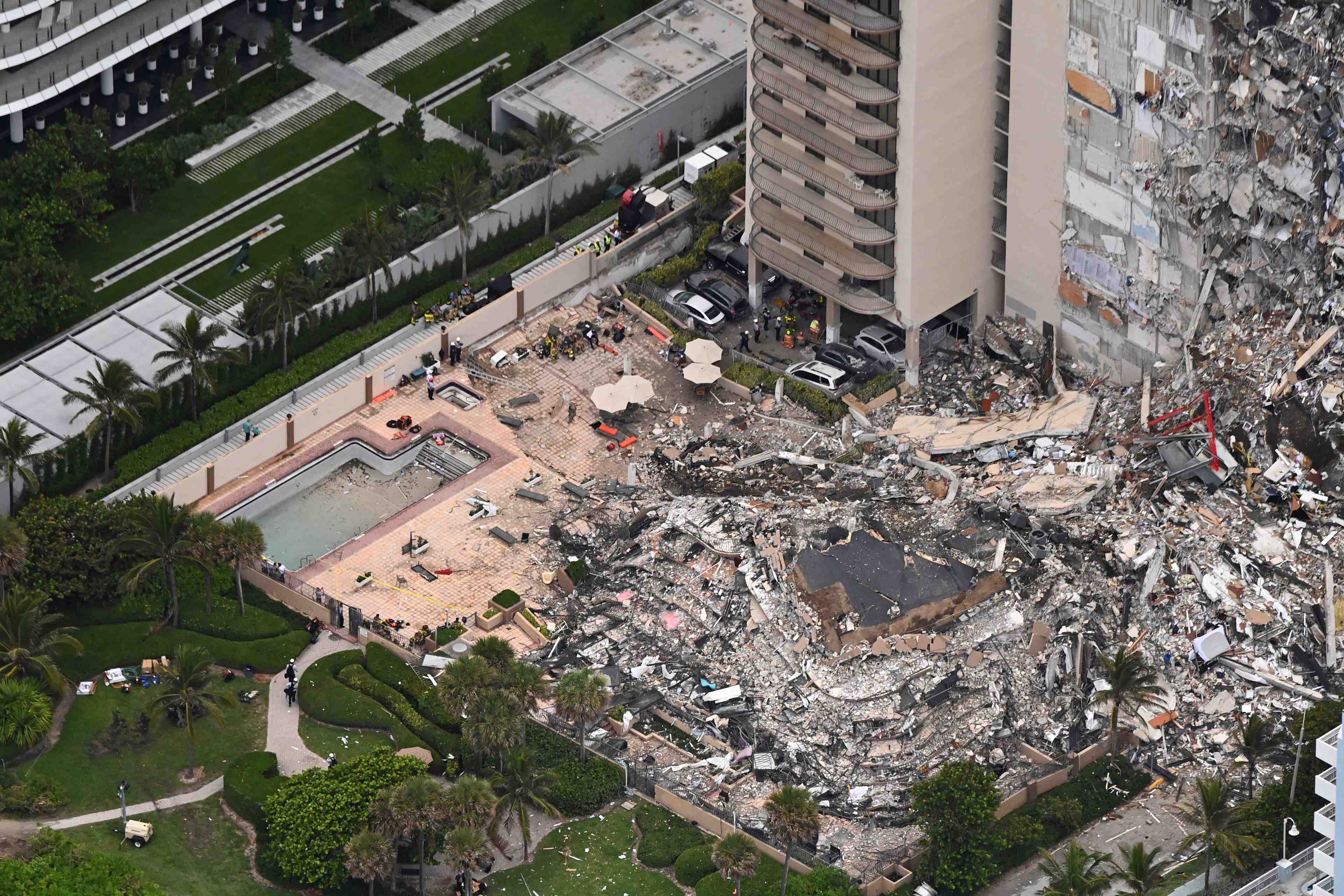 Des dizaines de disparus apres l'effondrement d'un immeuble en floride