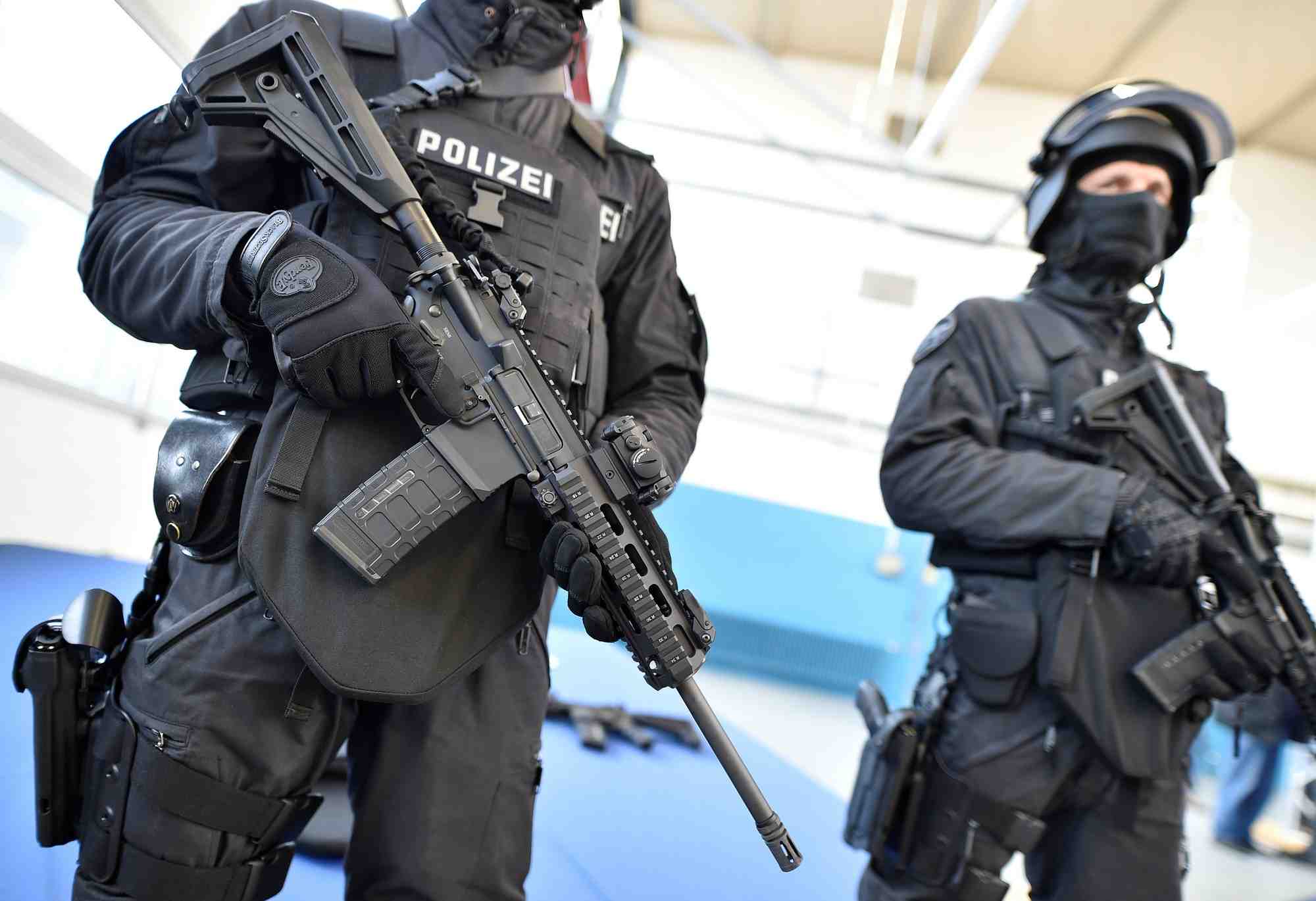 Deux agents de police allemands tenant des fusils d'assaut