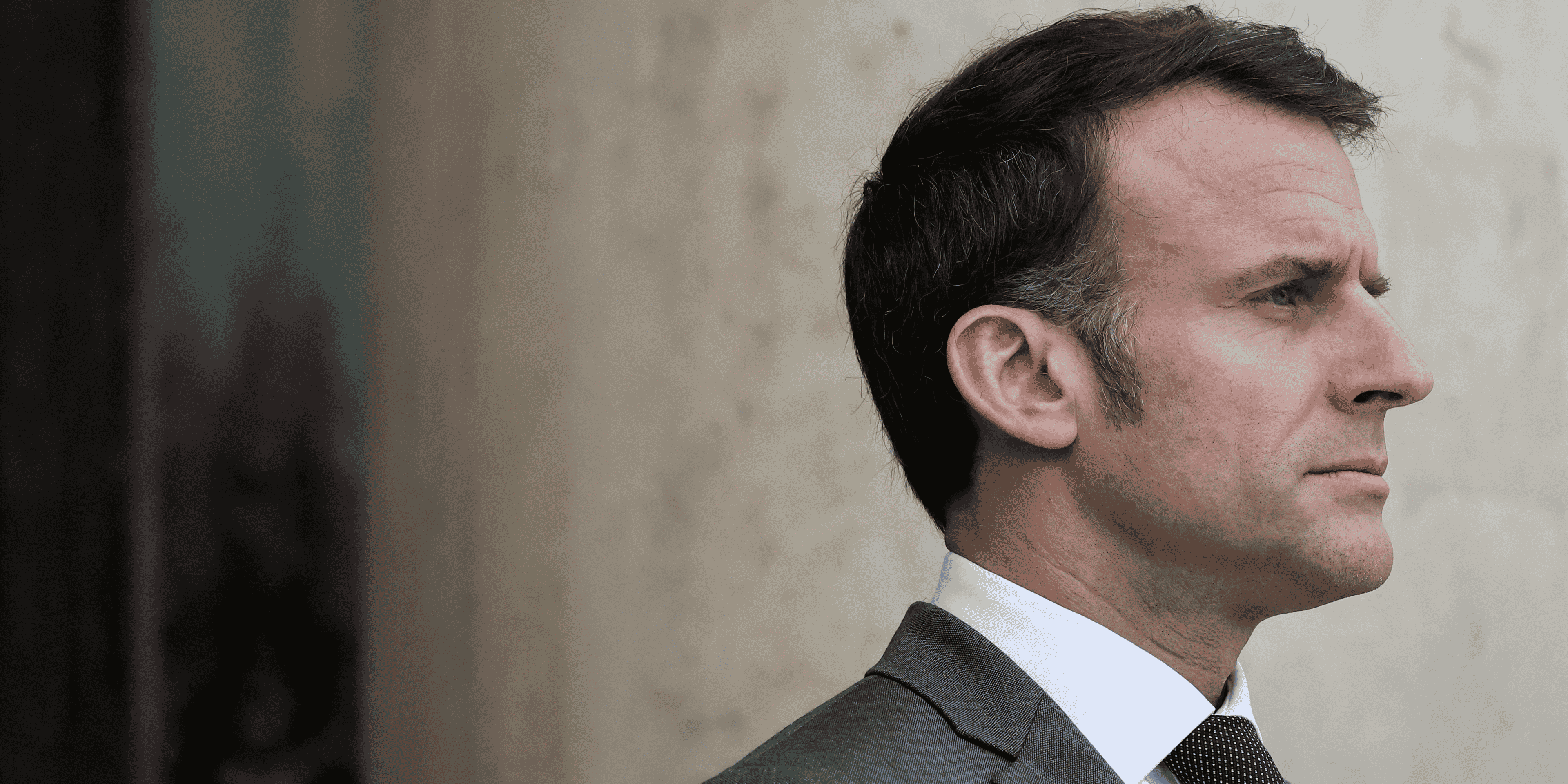Le president francais emmanuel macron accueille le premier ministre japonais fumio kishida au palais de l'elysee a paris
