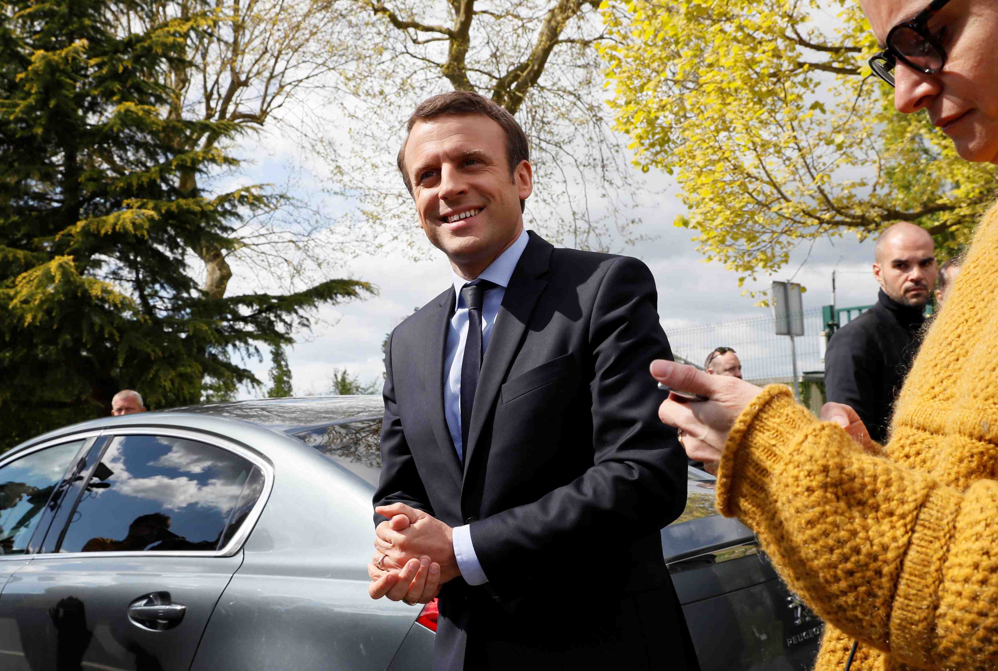 Opinionway: macron toujours en tete, devant le pen, fillon et melenchon