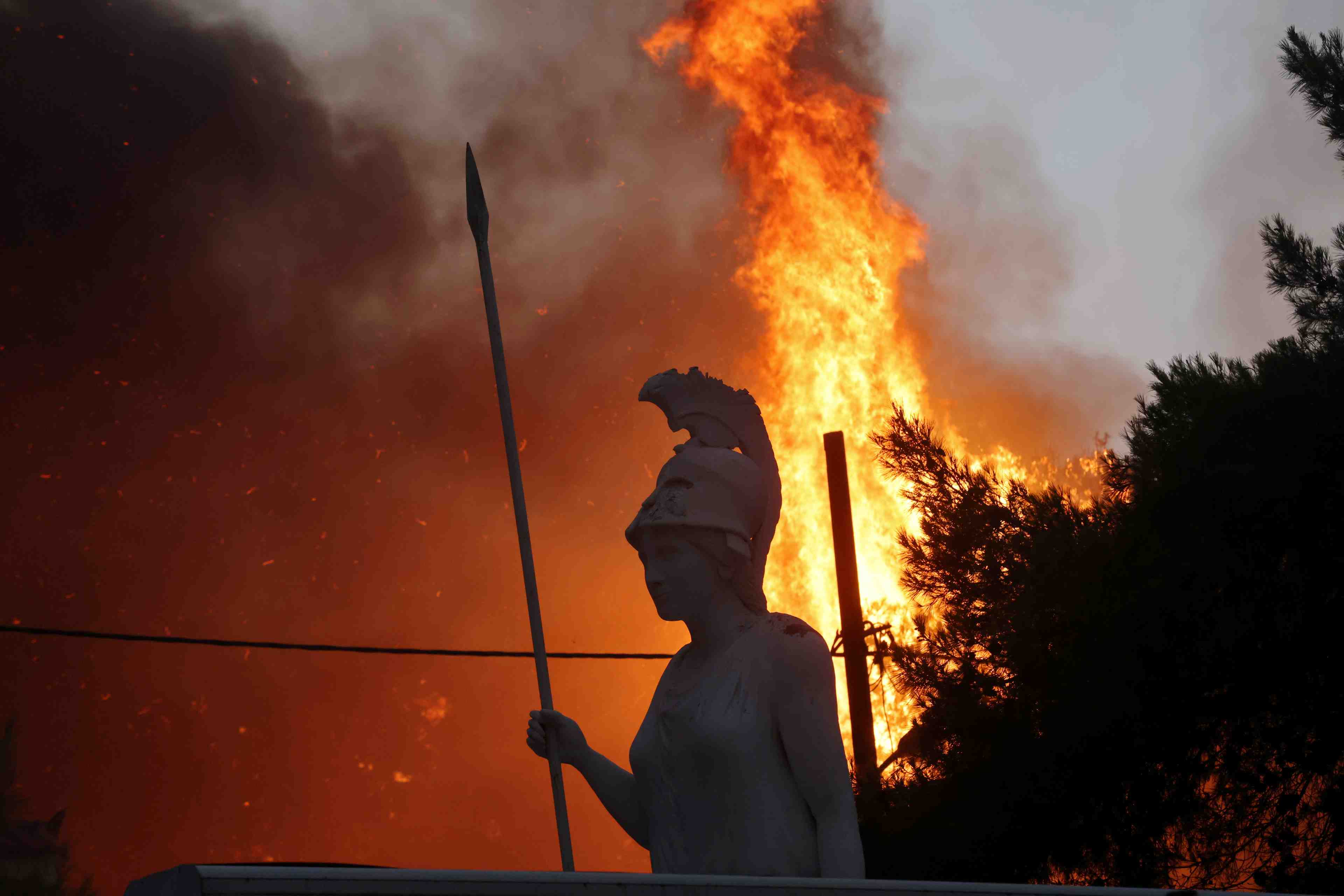 Les atheniens invites a se confiner face a la progression des incendies
