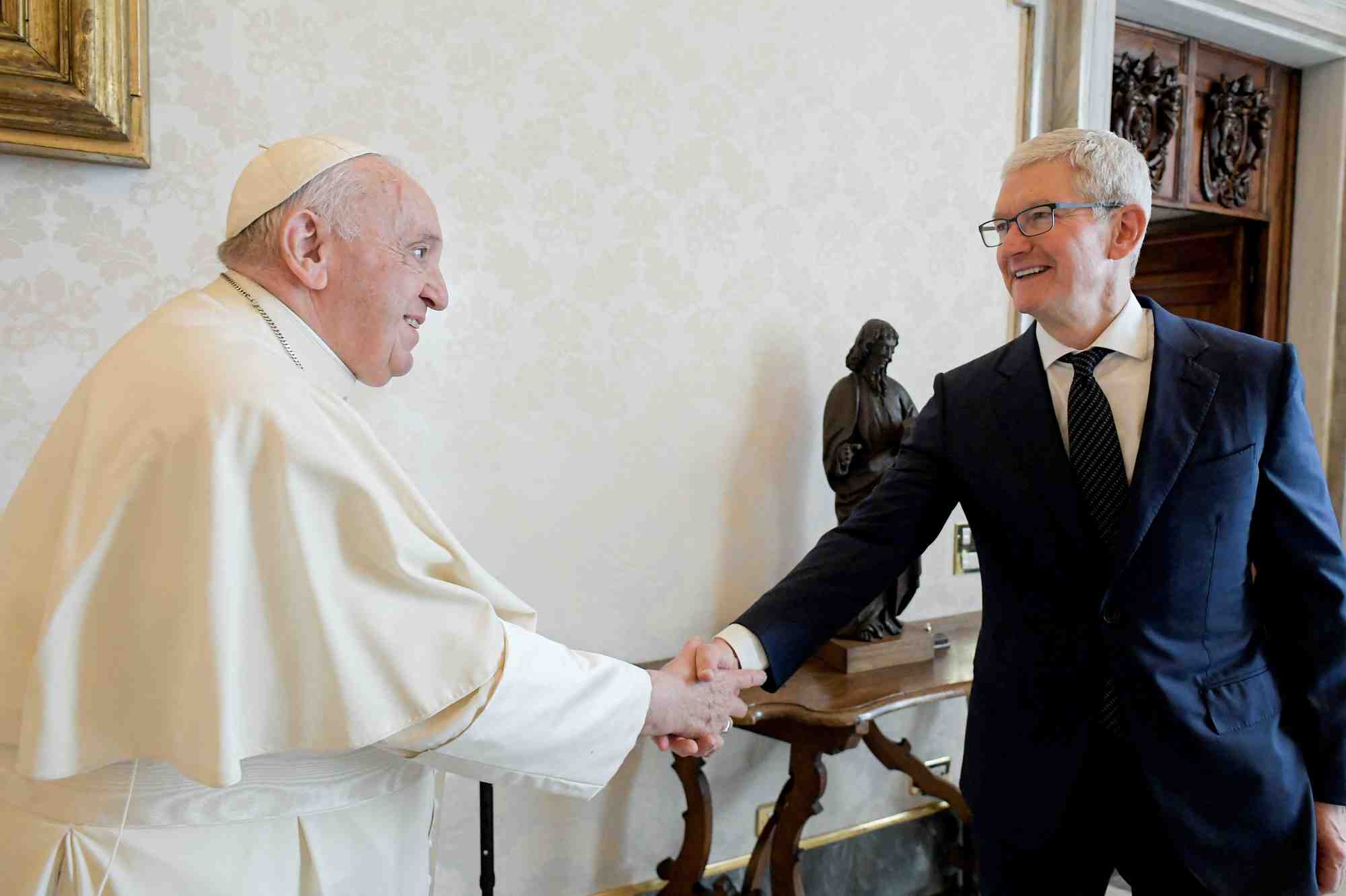 Le pape francois serre la main du chef d'apple, tim cook, lors d'une audience privee au vatican