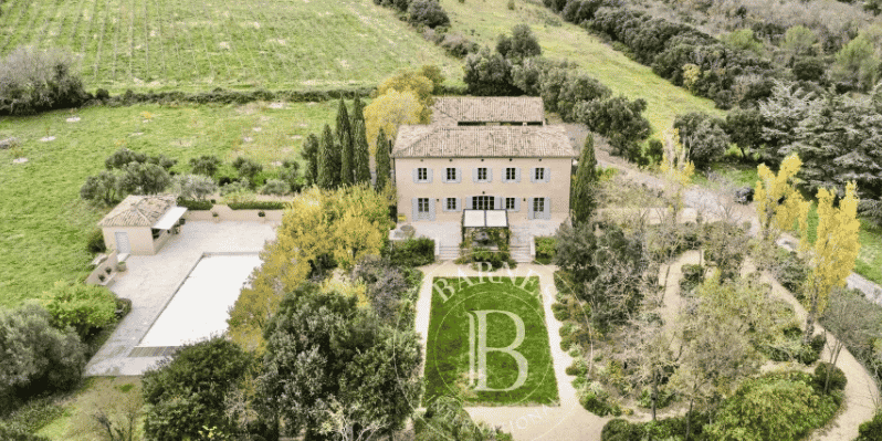 Sur son portail internet, l’agence Barnes Immobilier affiche l’annonce d’une bastide de 318 m2 dans les environs de Montpellier, au prix de 2,5 millions d’euros.