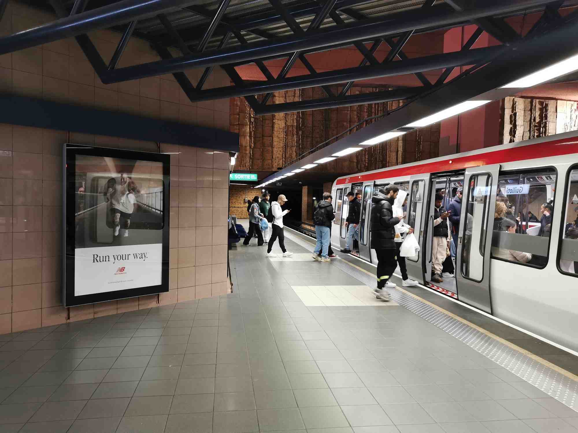 Quelque 118 écrans publicitaires numériques ont été retirés des stations de métro lyonnaises à partir du 1er avril 2024. Le Sytral, l'autorité organisatrice, entend réduire de 25 % les espaces publicitaires dans son nouveau contrat avec Cityz Media.