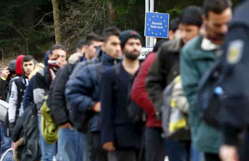 Les formations populistes de l'ue ciblent les migrants apres les attentats a paris