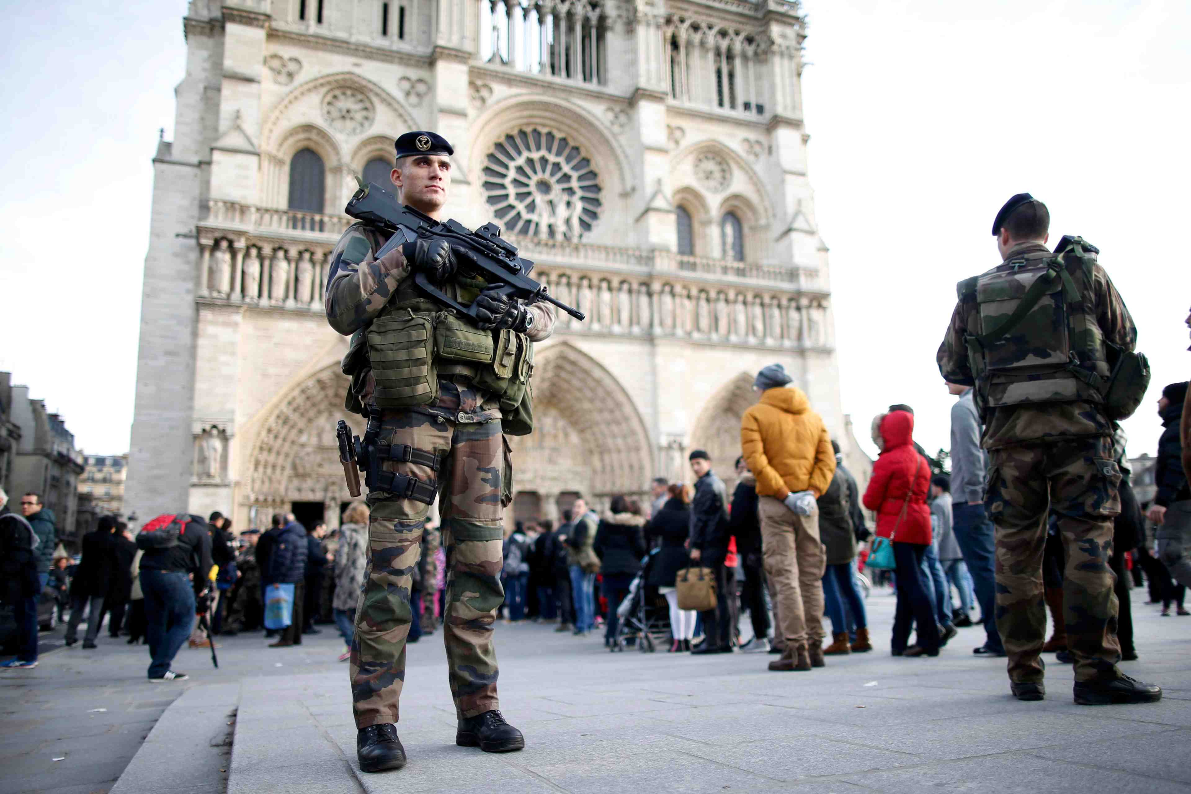 Large mobilisation pour le nouvel an a paris