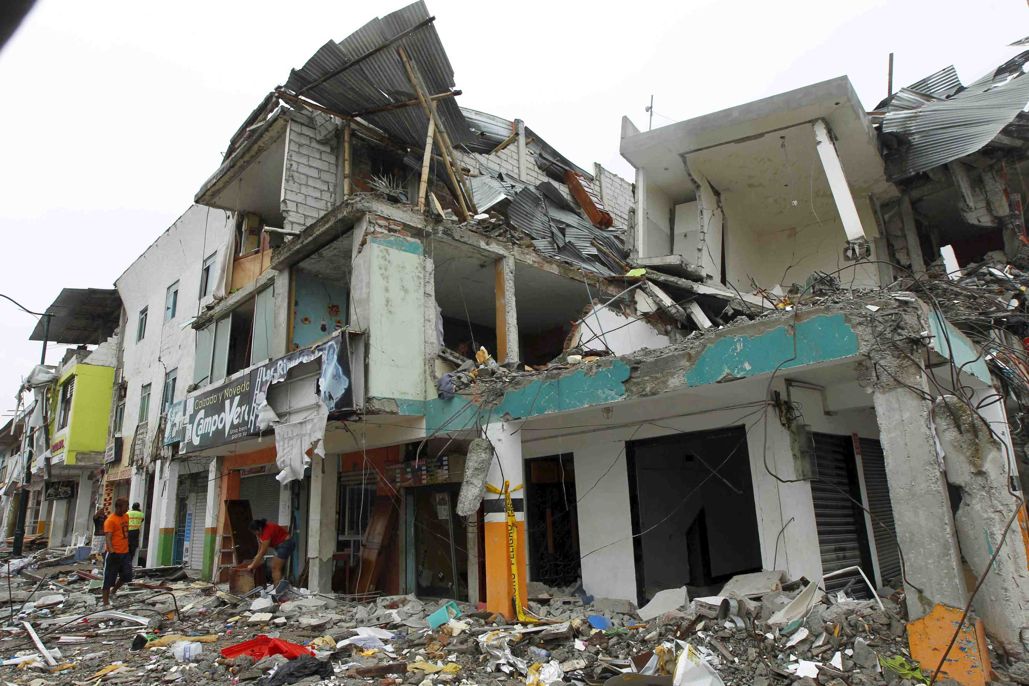 Le bilan du seisme en equateur continue de s'alourdir