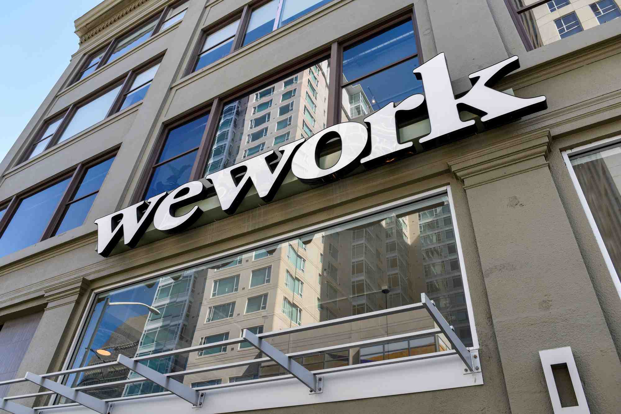 WeWork a été valorisé jusqu'à 47 milliards de dollars, mais son action ne valait plus que 80 cents lundi soir à la clôture de la Bourse de New York, pour une capitalisation boursière de 44,49 millions de dollars.