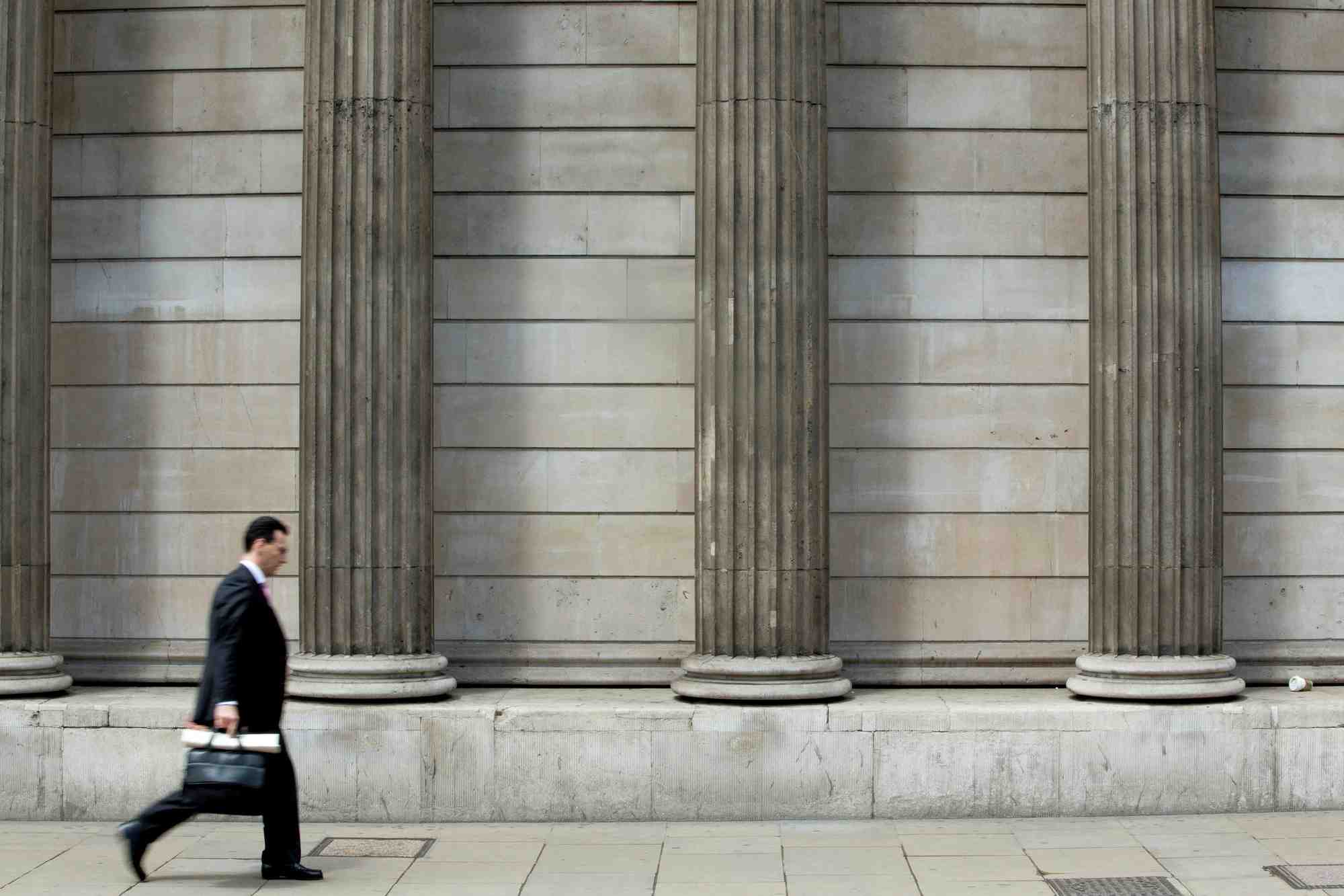 La banque d'angleterre releve son taux directeur, incertitude sur la suite