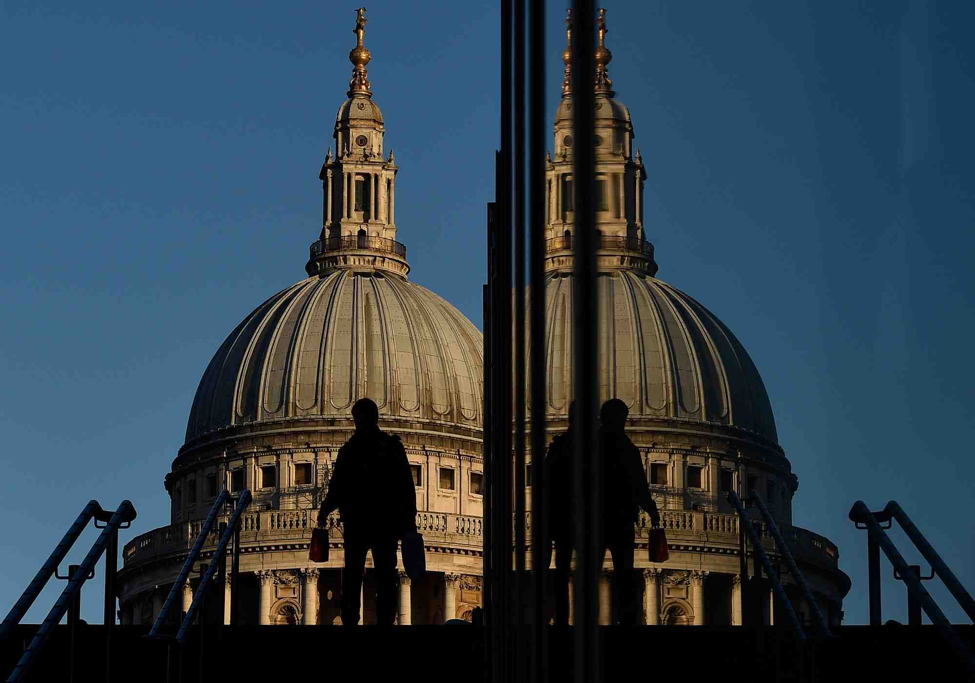 Un ouvrier pres du pont millenium, avec la cathedrale saint-paul vue derriere, a londres