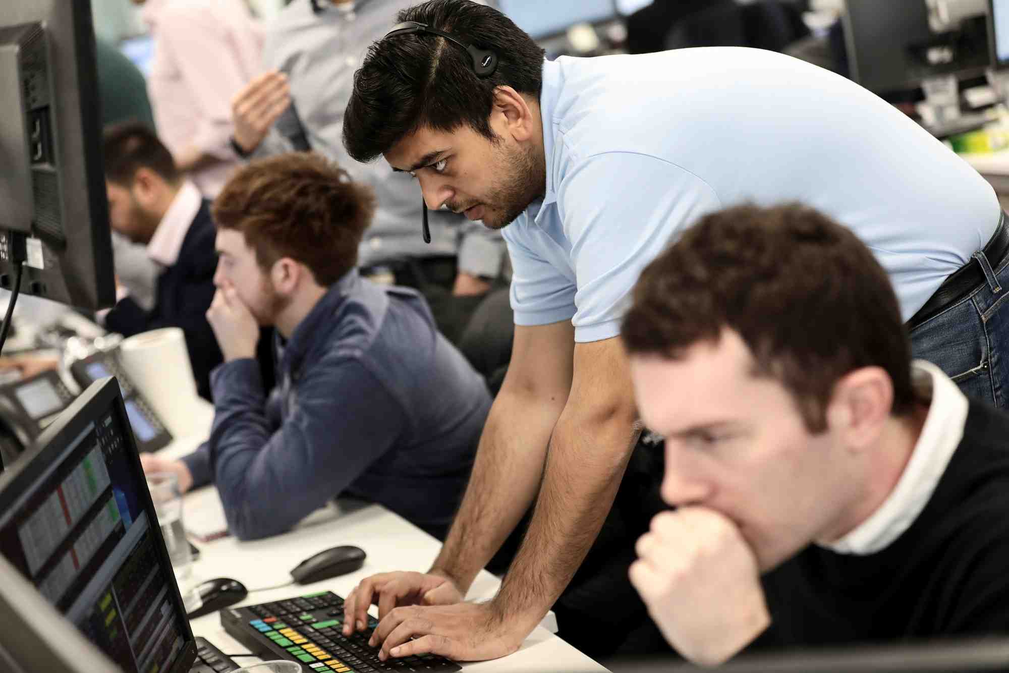 Des traders travaillent a l'indice ig, a londres
