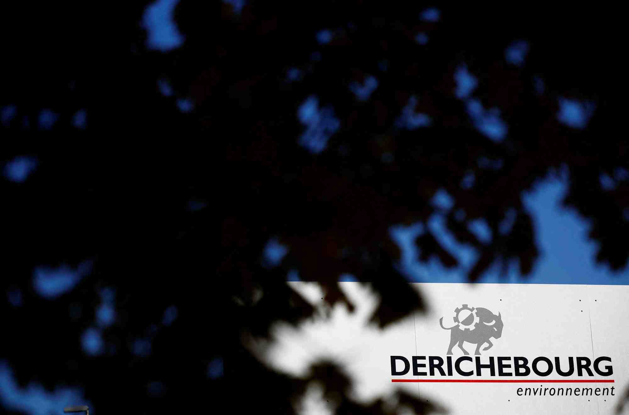 Le logo de derichebourg sur un batiment de l'entreprise a nantes