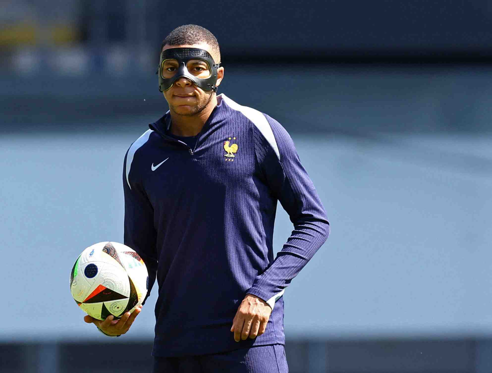 Le joueur francais kylian mbappe a l'entrainement a la paderborn arena