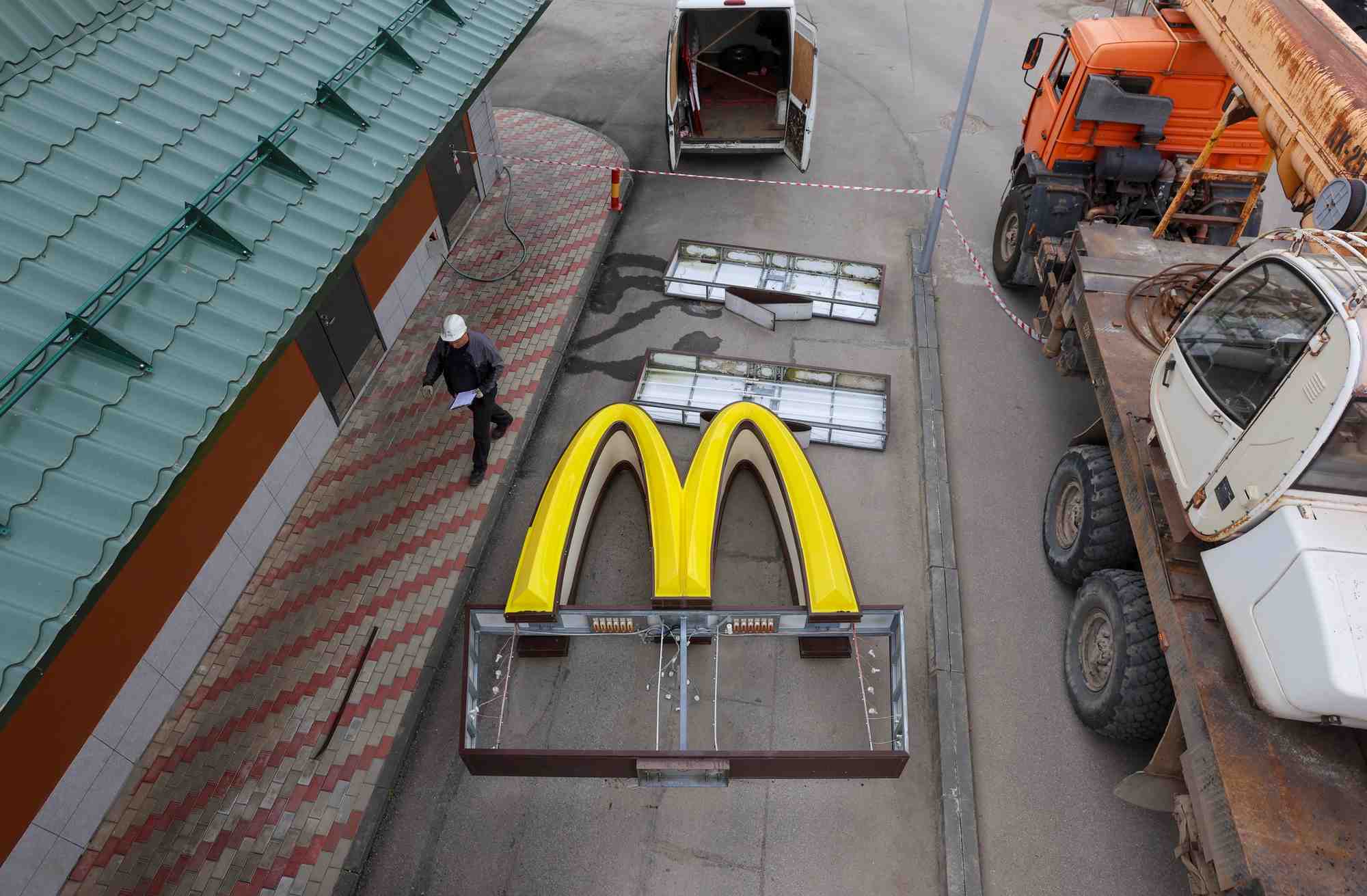 Llogo de mcdonald's dans la ville de kingisepp en russie