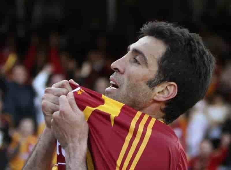 Mandat d'arret en turquie contre l'ex-footballeur hakan sukur