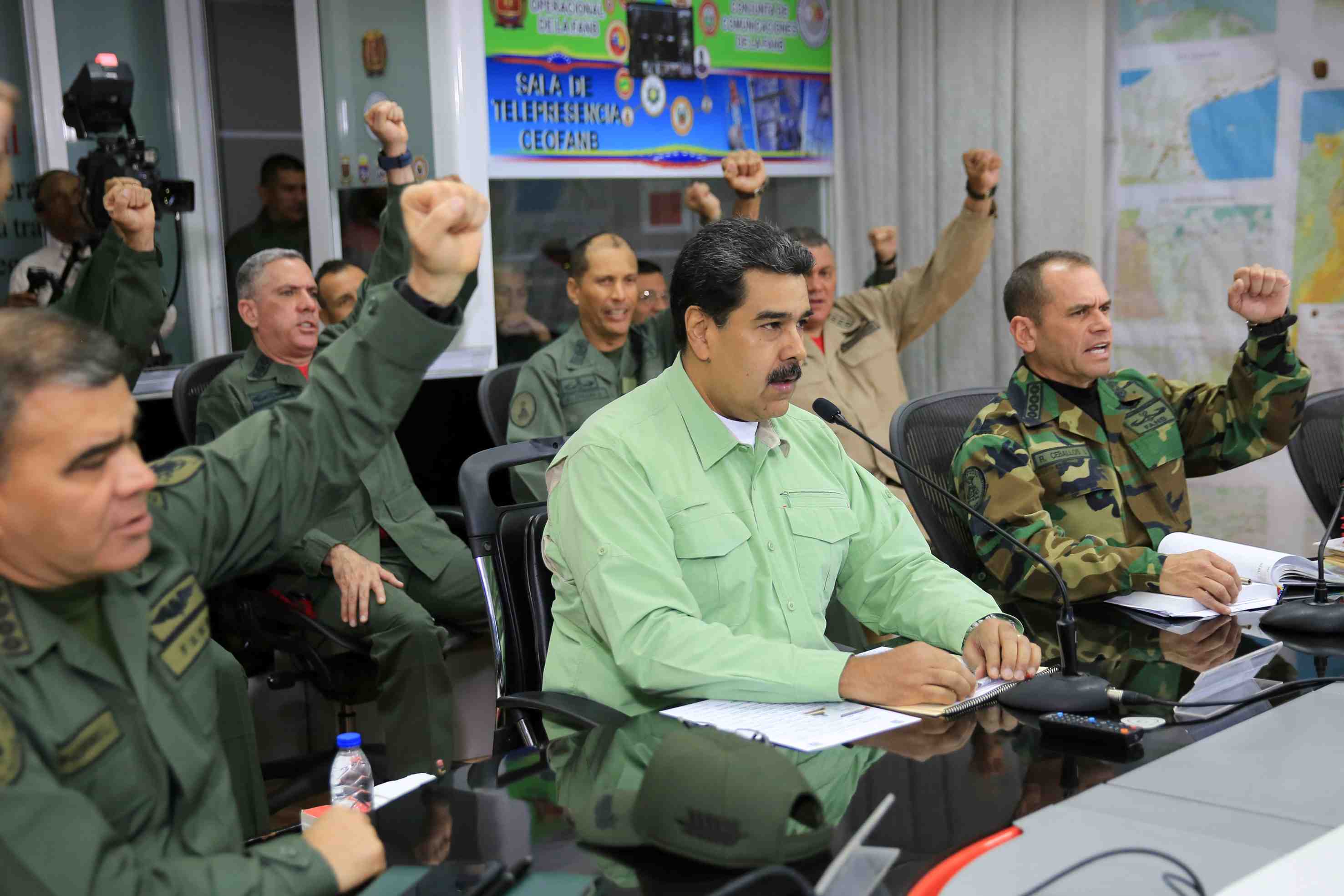 Maduro ferme les frontieres pour empecher la livraison d'aide