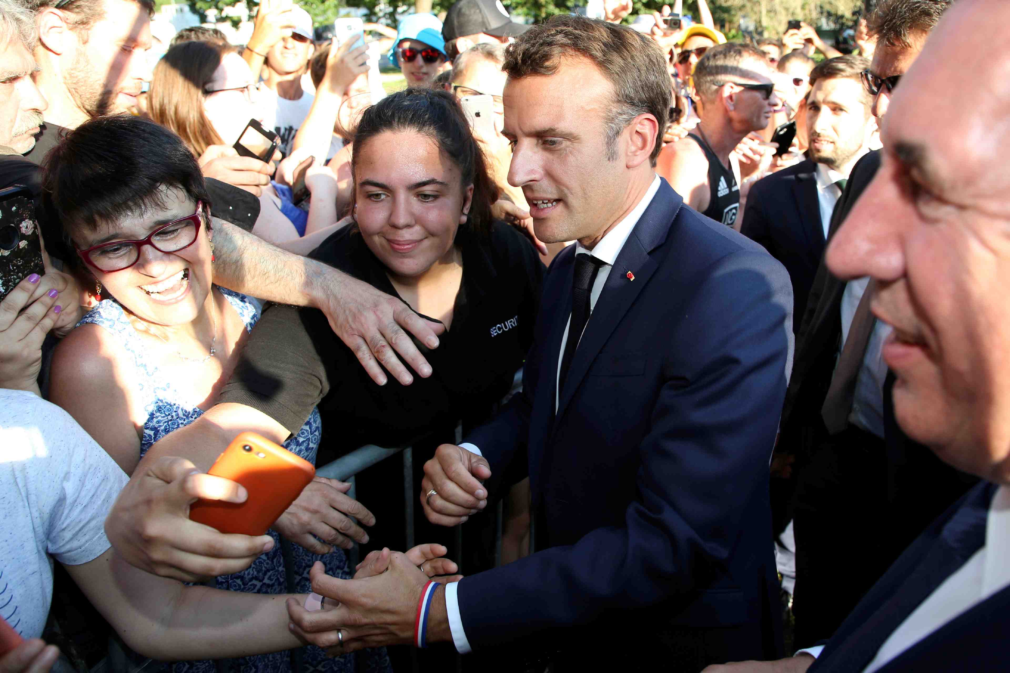 Macron interpelle sur les violences policieres