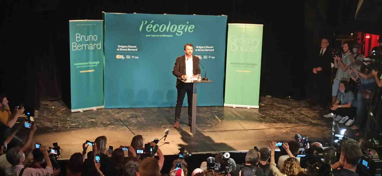 Gregory Doucet, le nouveau maire de Lyon, devant ses partisans et la presse lors de l'annonce de sa victoire