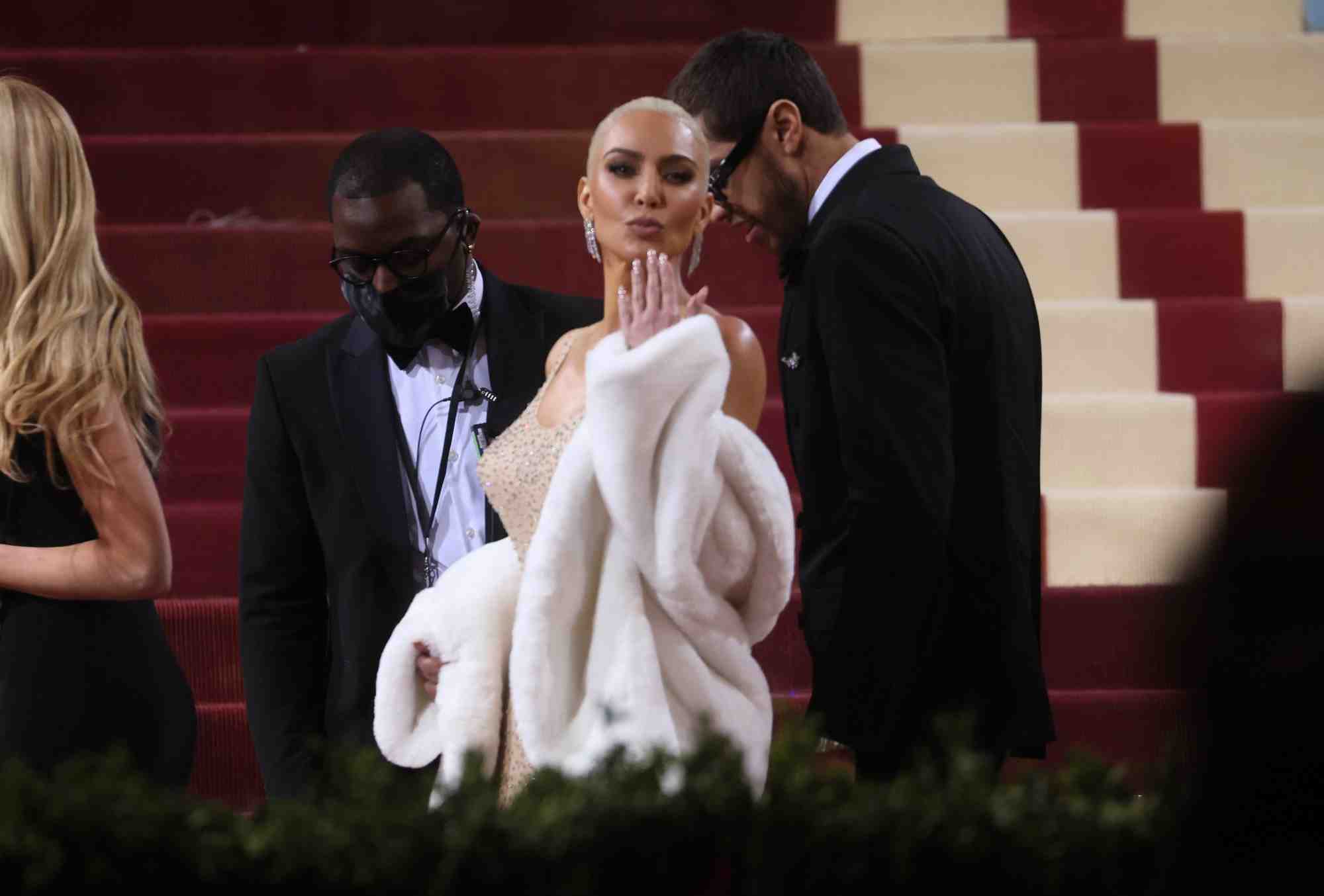 Kim kardashian et pete davidson arrivent au met gala a new york