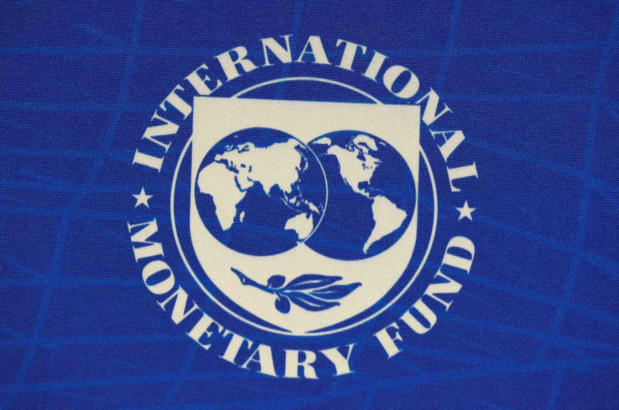 Le logo du fonds monetaire international (fmi) a santiago