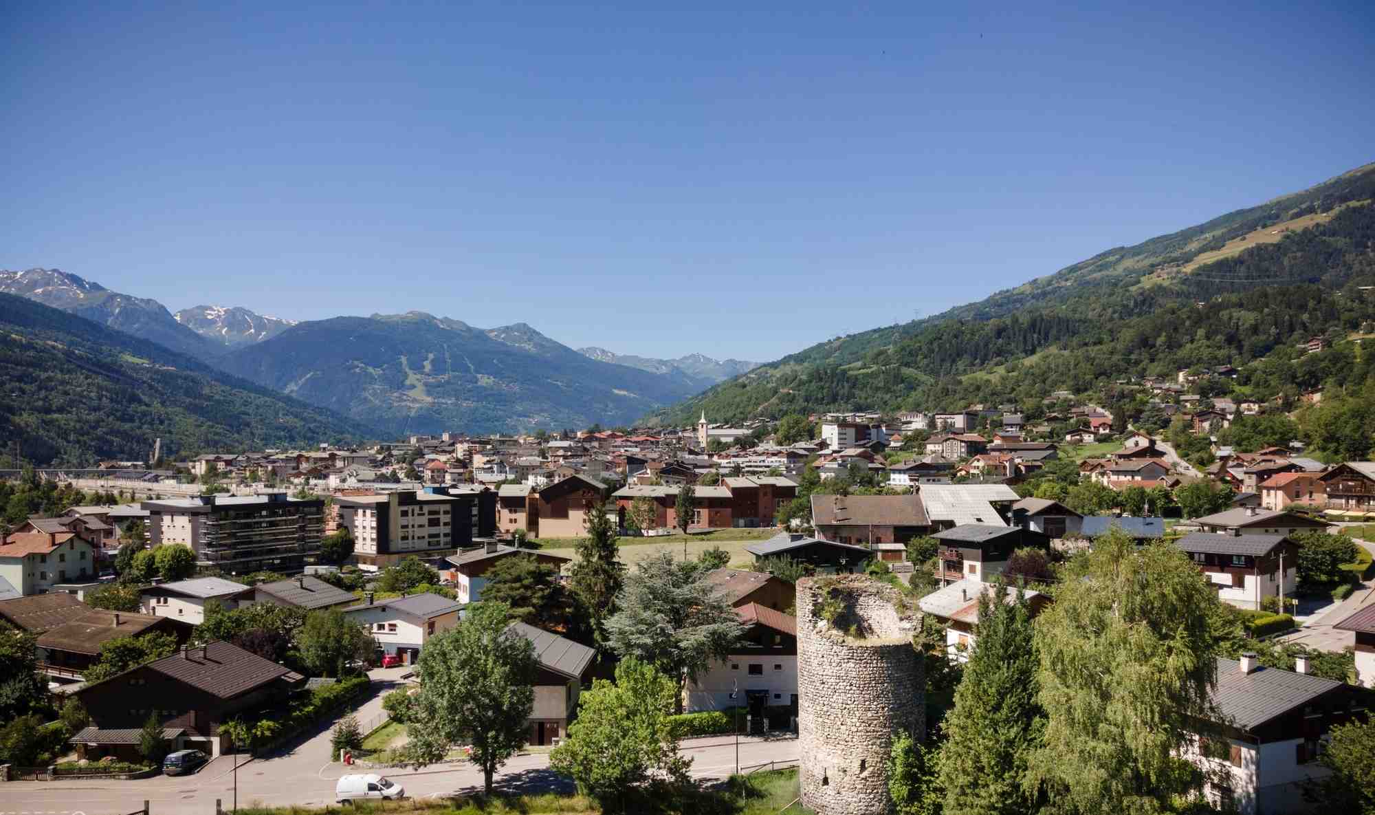 Le maire de Bourg-Saint-Maurice a fait voter, le 18 avril dernier, la création d'une société d'économie mixte immobilière. Un partenariat public-privé qui doit faciliter le développement de logements pour les habitants à l'année et les saisonniers, à des prix modérés.