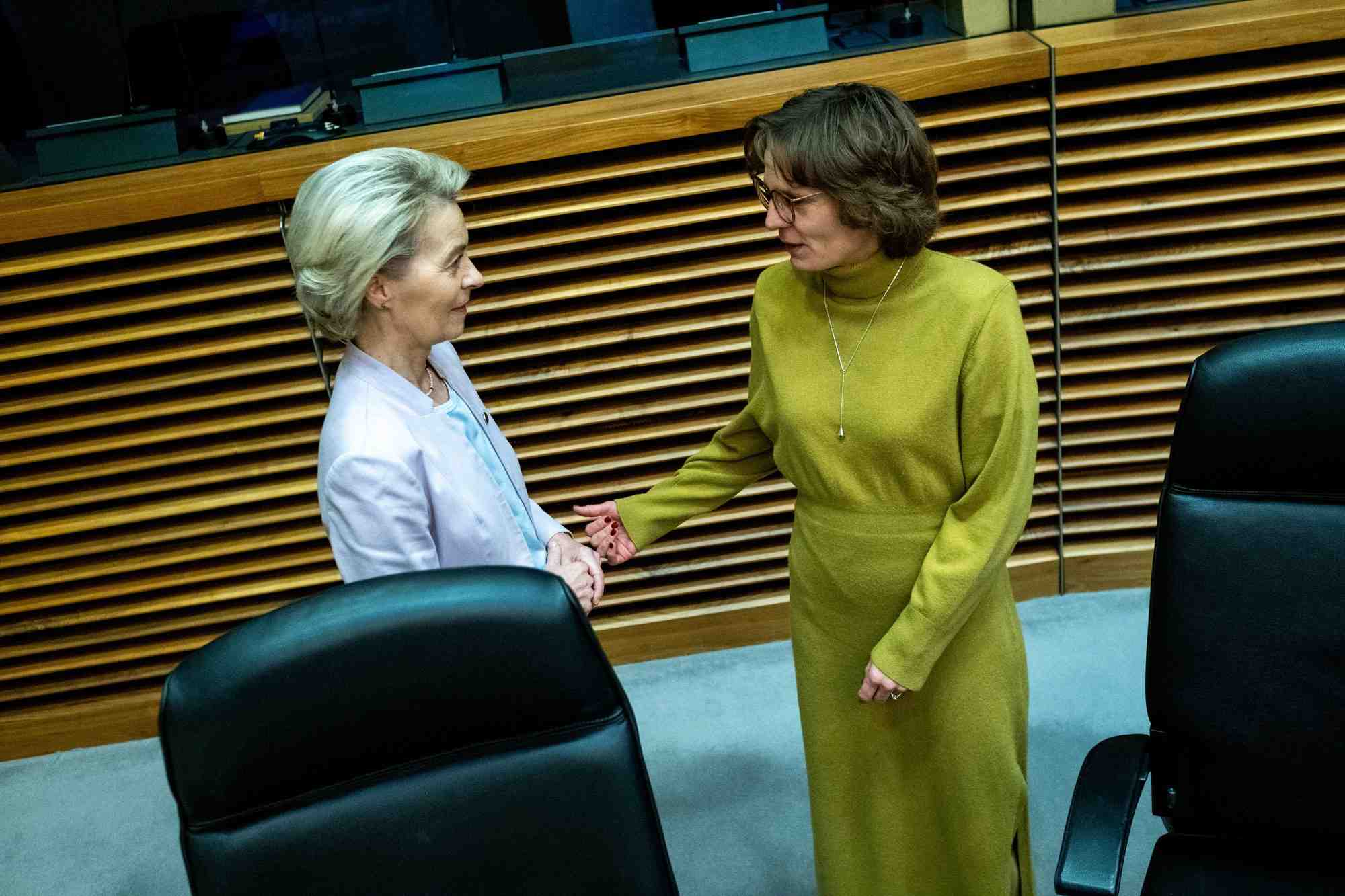 Ursula von der Leyen, présidente de la Commission européenne, et Jessika Roswall, commissaire européenne chargée de l'Environnement, de la Résilience en matière d'eau et d'une Économie circulaire compétitive.